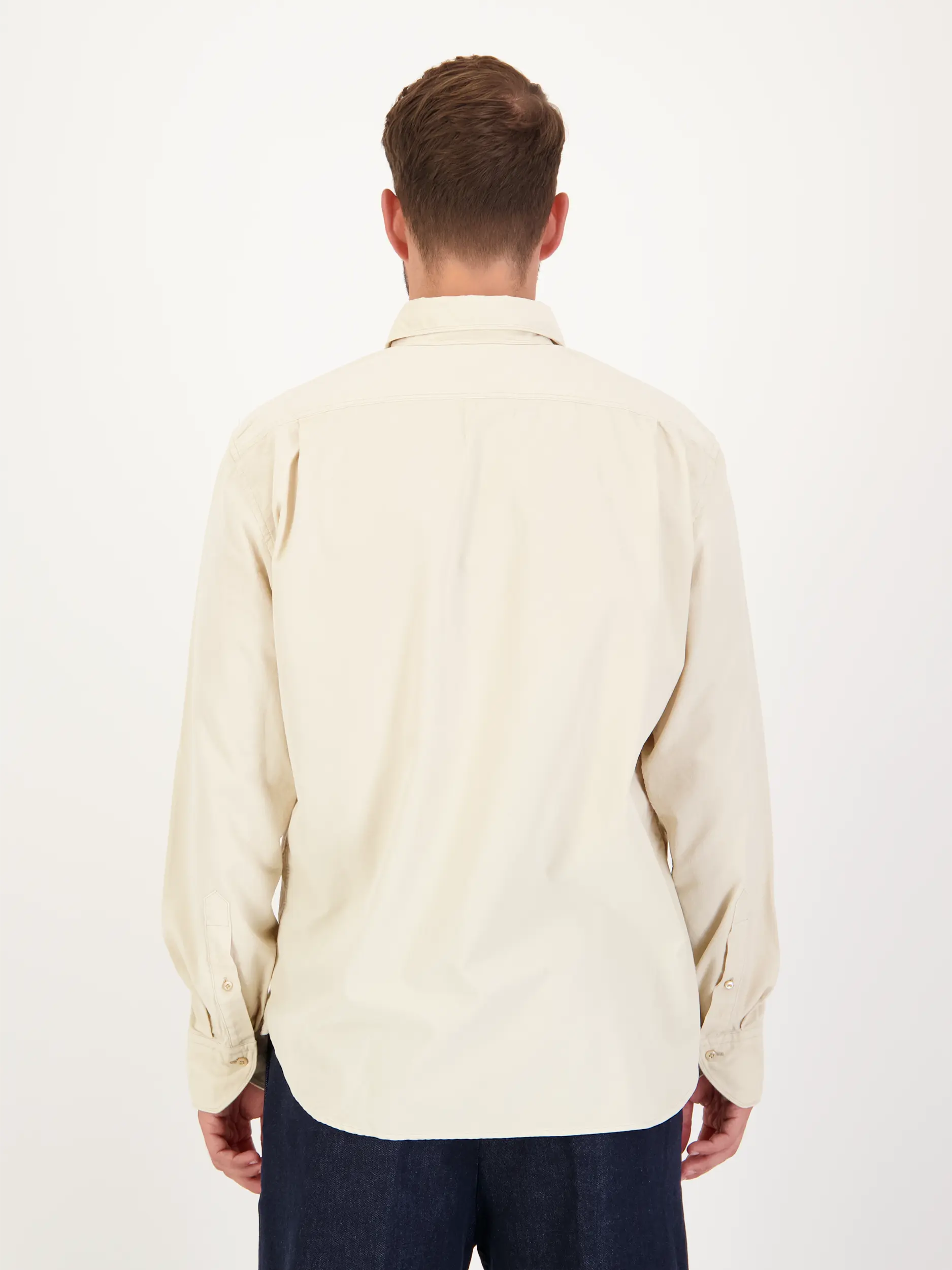 Cordhemd mit Haifischkragen langarm - Artikel Rückseite getragen von einem Modell - Farbe: Beige