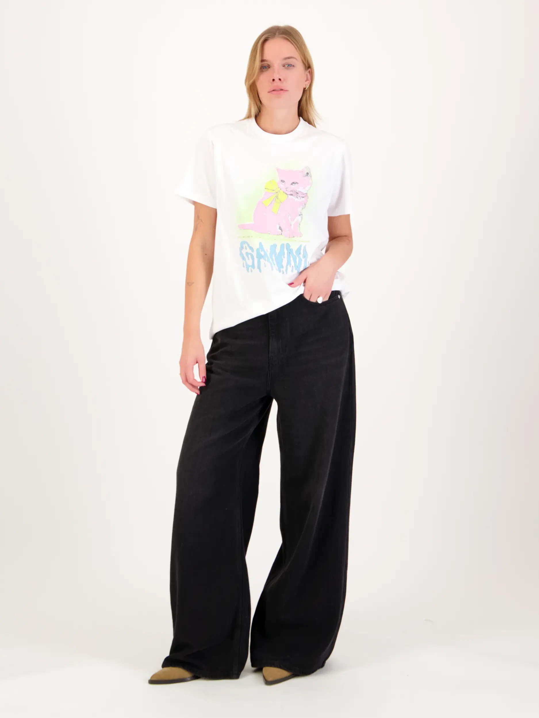 T-Shirt mit Logo-Print - Artikel Teil eines Outfits getragen von einem Modell - Farbe: Weiß
