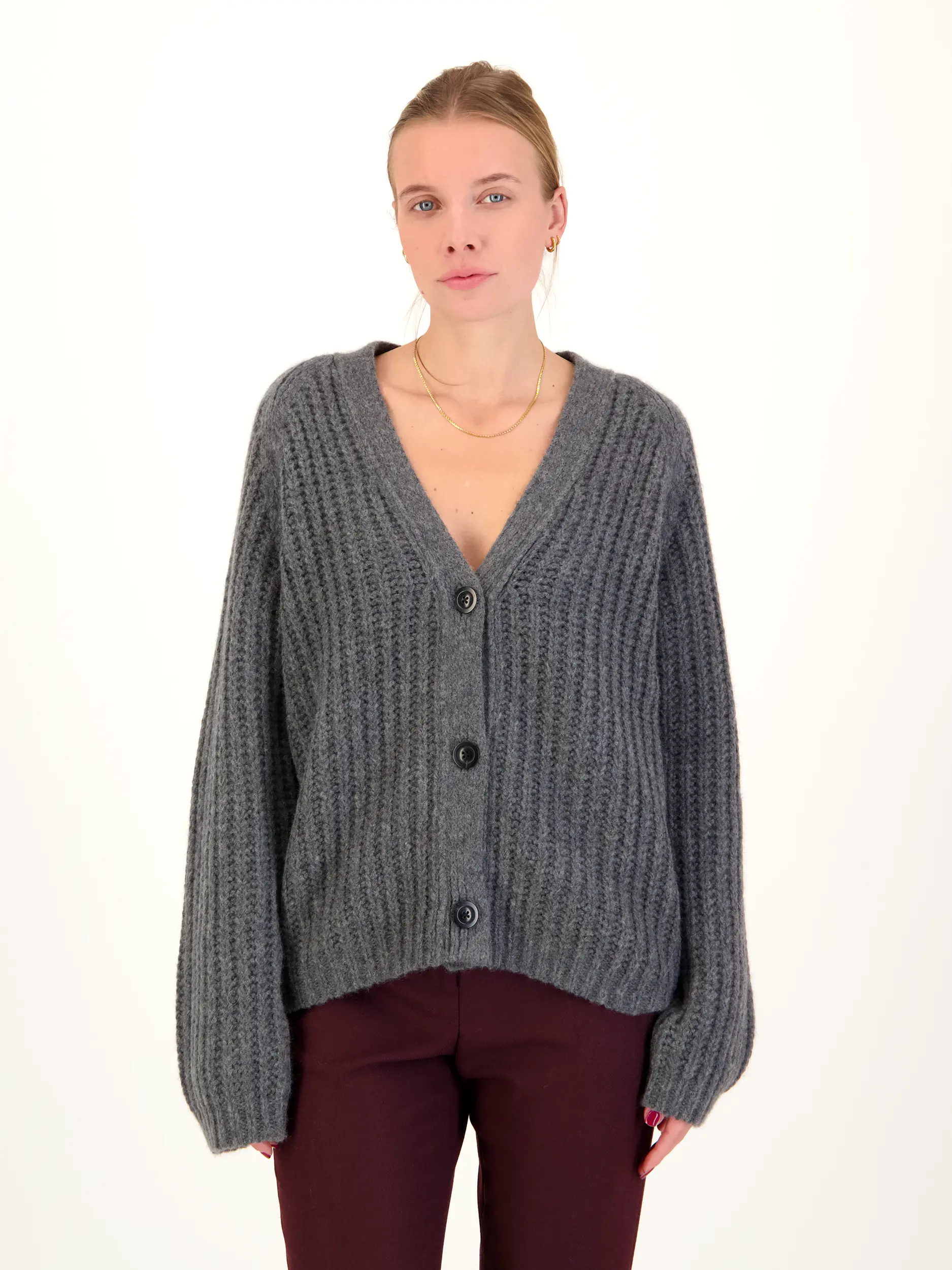 Strickjacke aus Kaschmir - Artikel Vorderseite getragen von einem Modell - Farbe: Grau