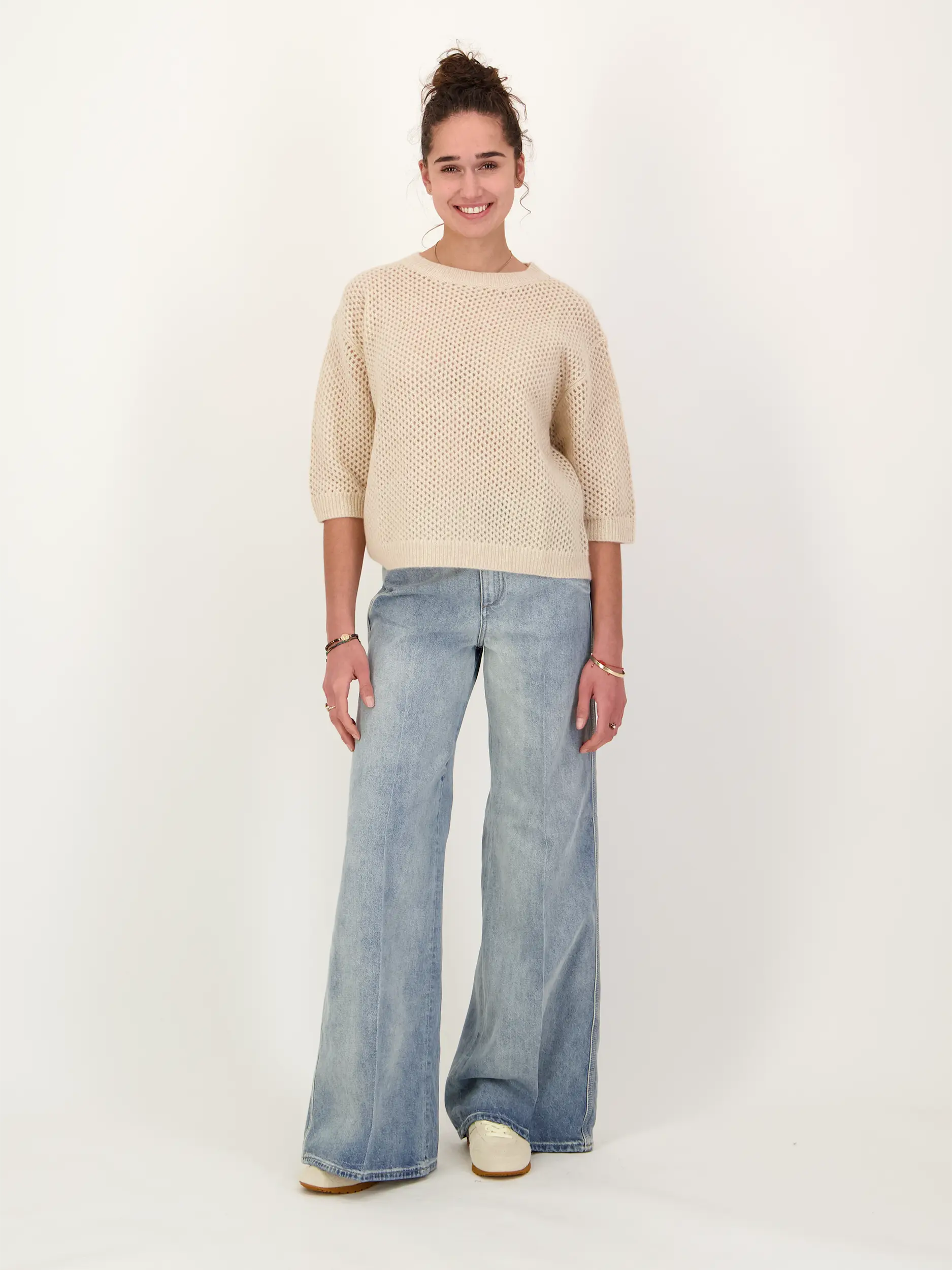 Pullover aus Kaschmir mit Lochstrickmuster 3/4 Arm - Artikel Teil eines Outfits getragen von einem Modell - Farbe: Beige