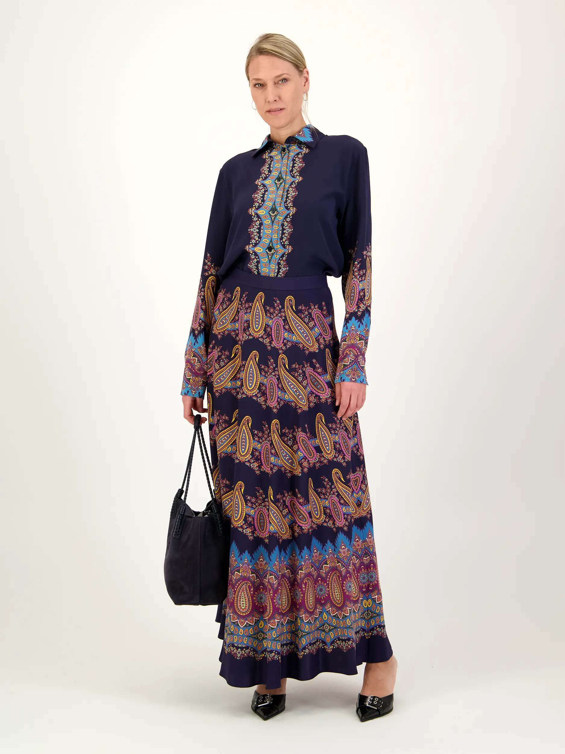 Gemusterter Maxi Seidenrock - Artikel Teil eines Outfits getragen von einem Modell