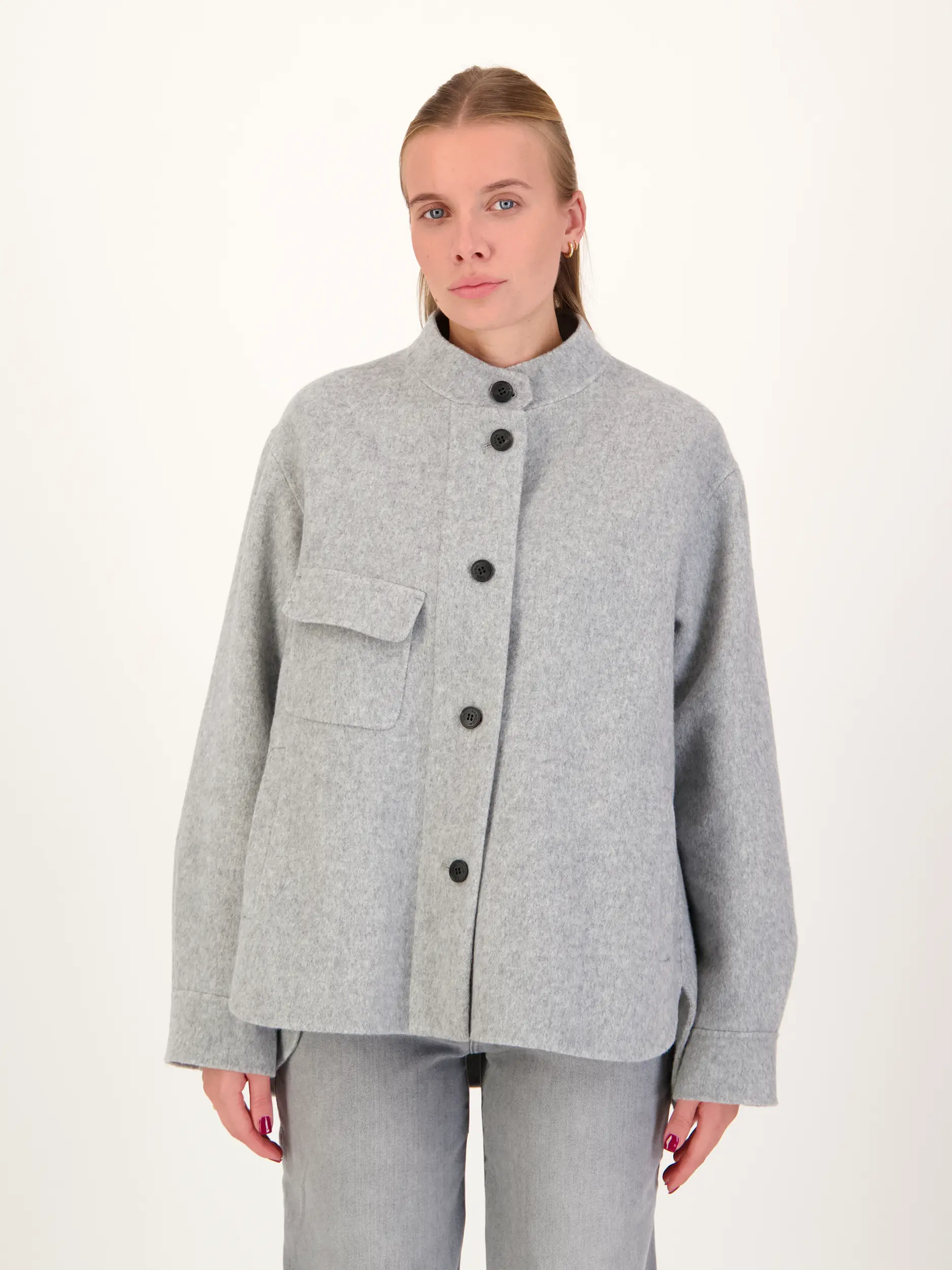 Wolljacke 'Goldie' - Artikel Vorderseite getragen von einem Modell - Farbe: Grau