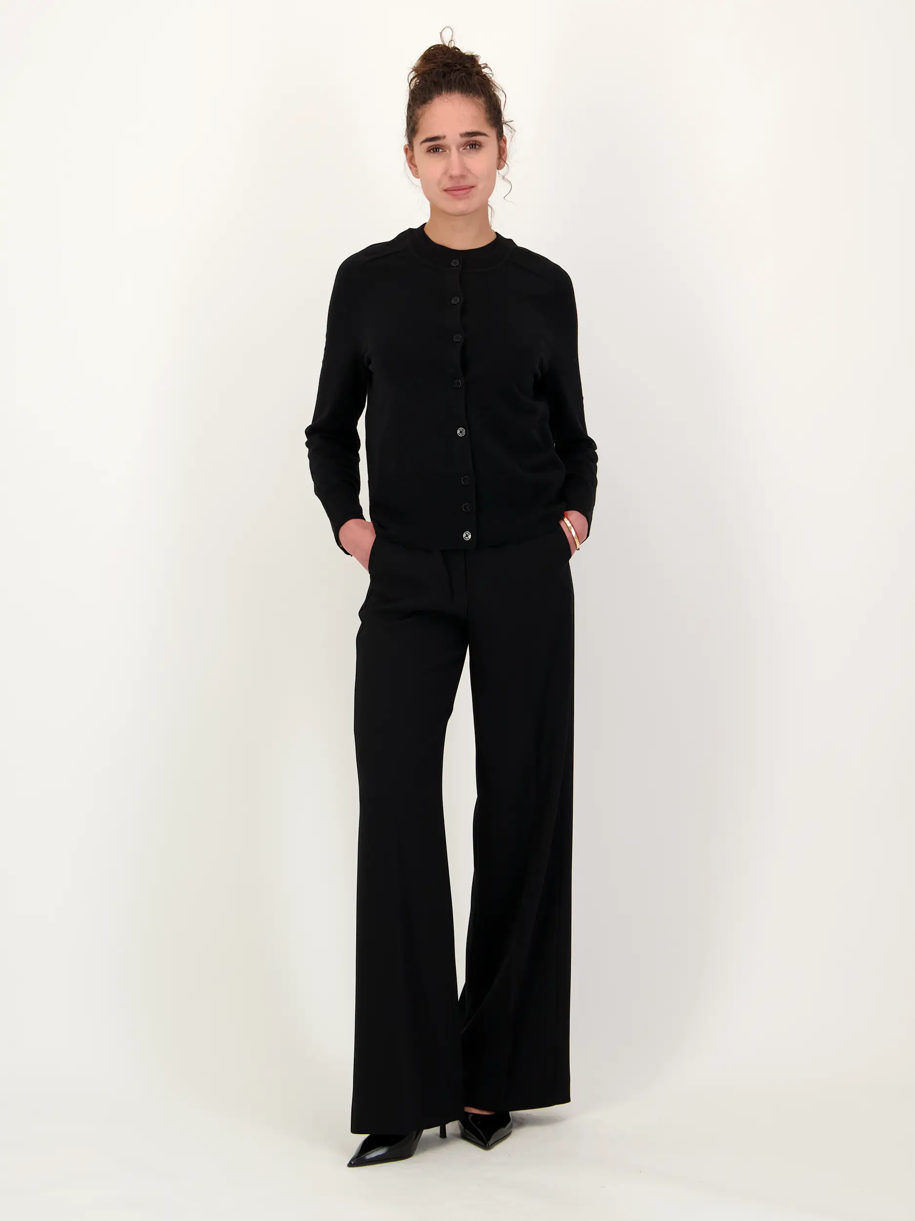 Strickjacke 'Ilma' aus Wolle  - Artikel Teil eines Outfits getragen von einem Modell - Farbe: Schwarz