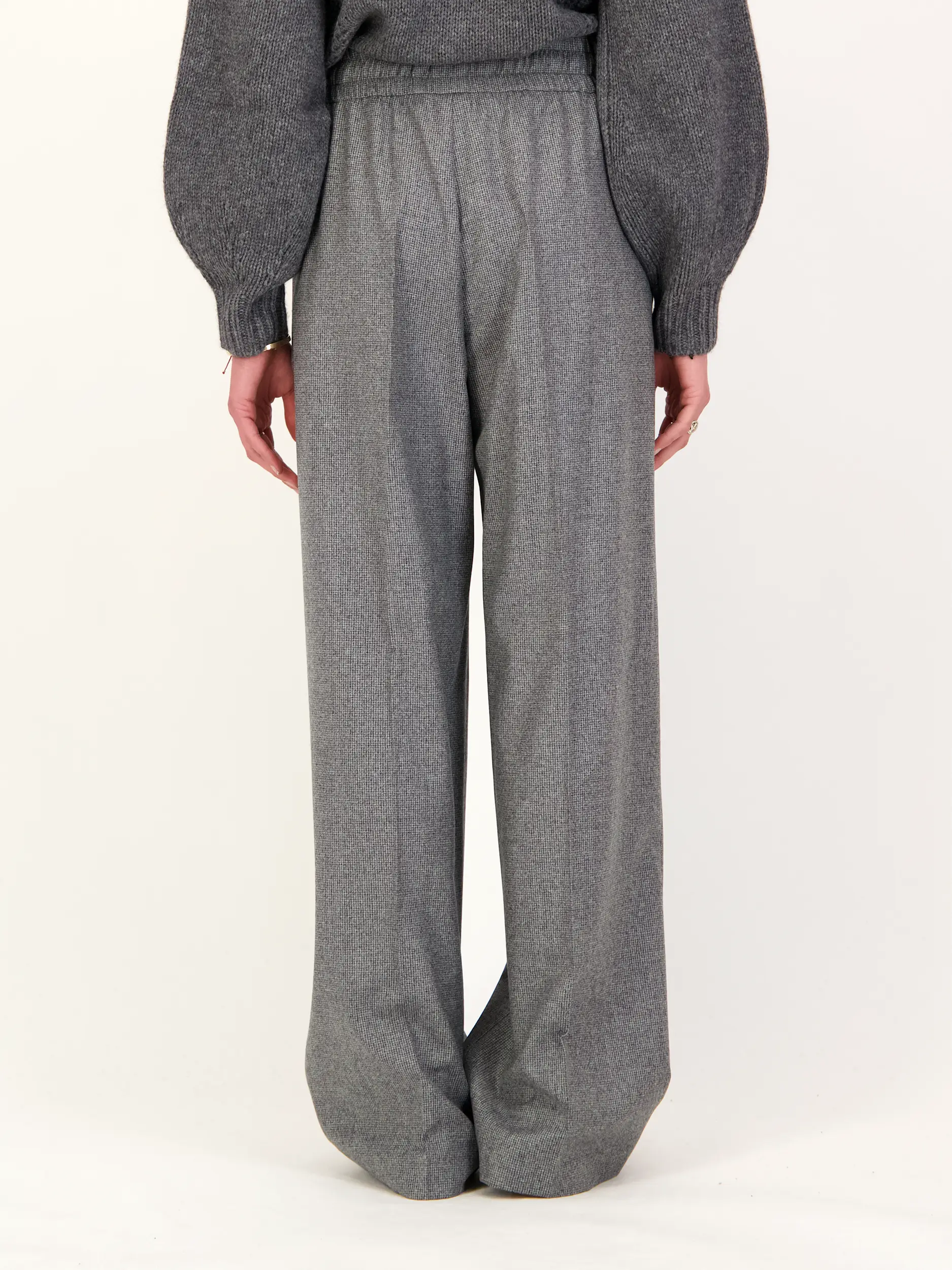 Wollhose 'Ella' - Artikel Rückseite getragen von einem Modell - Farbe: Grau