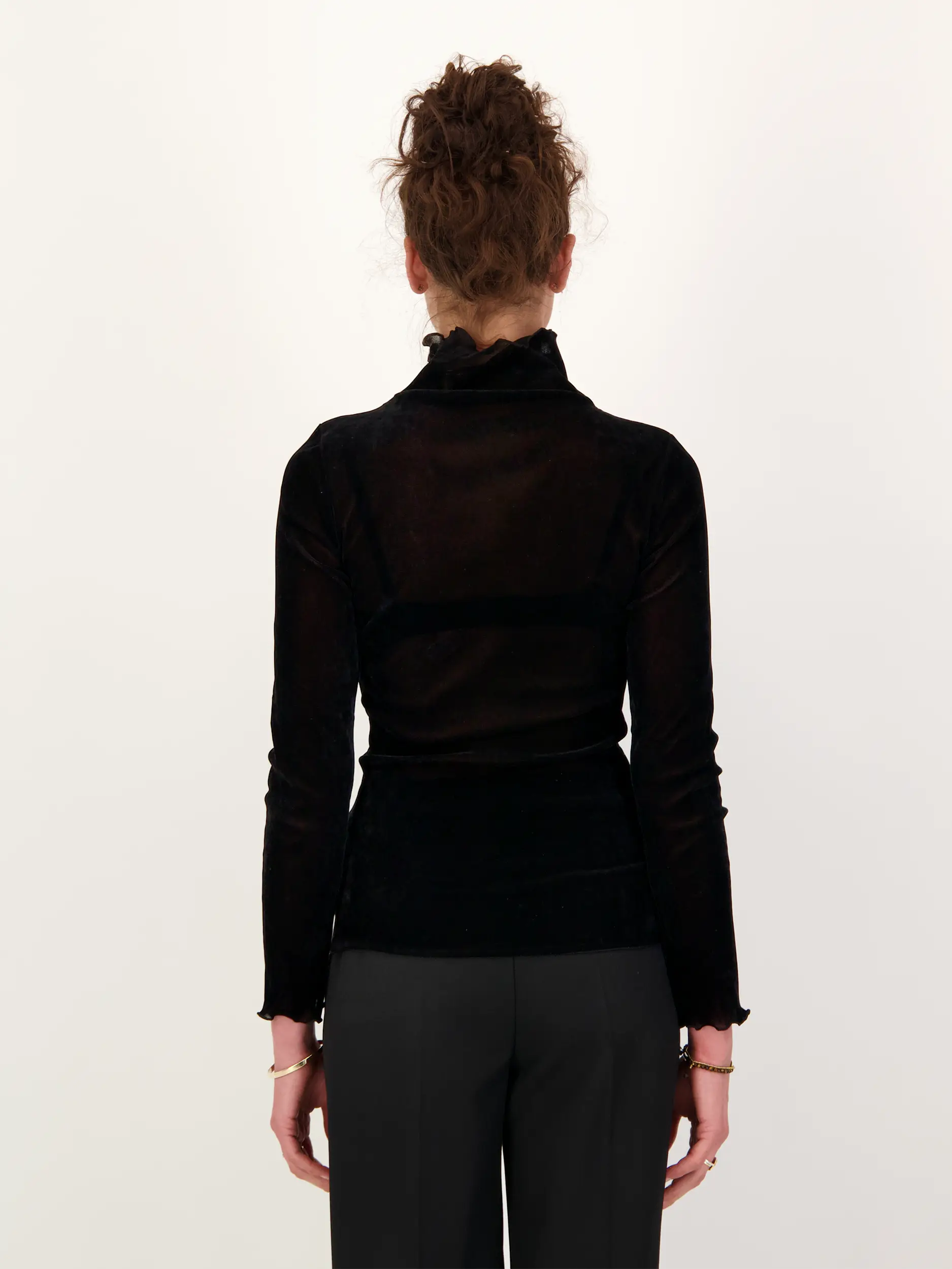 Langarmshirt aus Samt - Artikel Rückseite getragen von einem Modell - Farbe: Schwarz