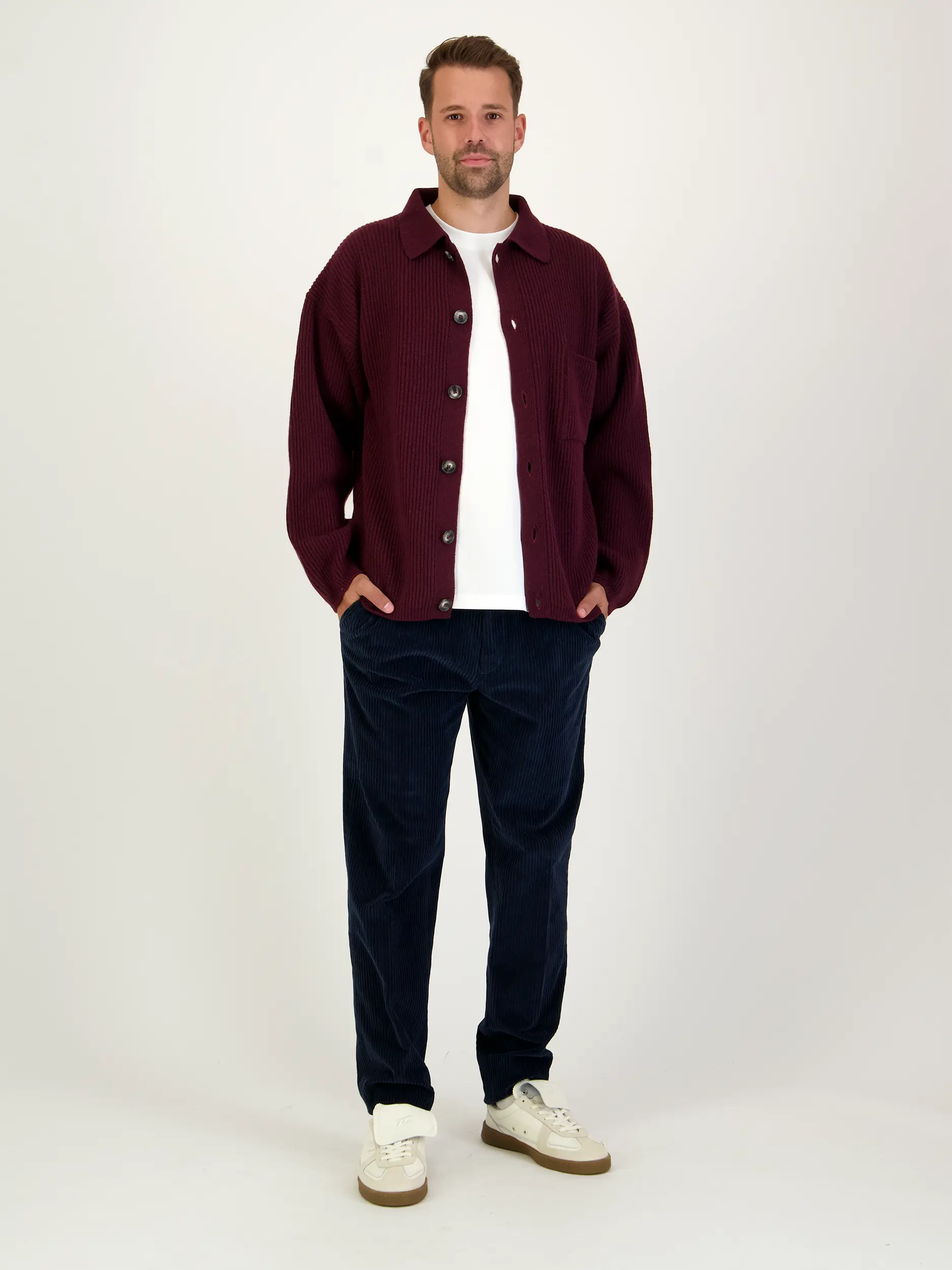 Strickjacke aus Kaschmir-Woll-Mix - Artikel Teil eines Outfits getragen von einem Modell - Farbe: Violett