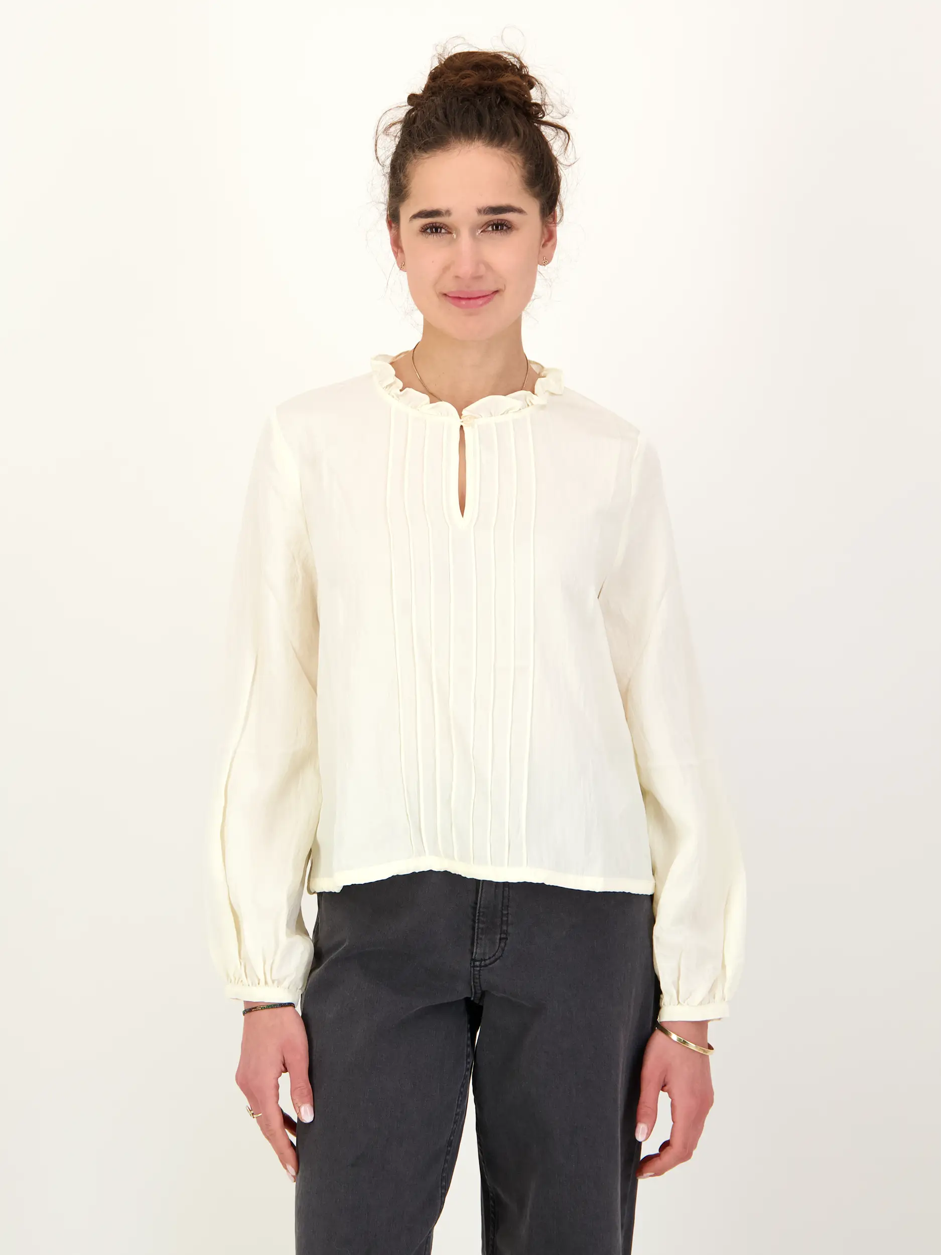 Bluse langarm - Artikel Vorderseite getragen von einem Modell - Farbe: Creme