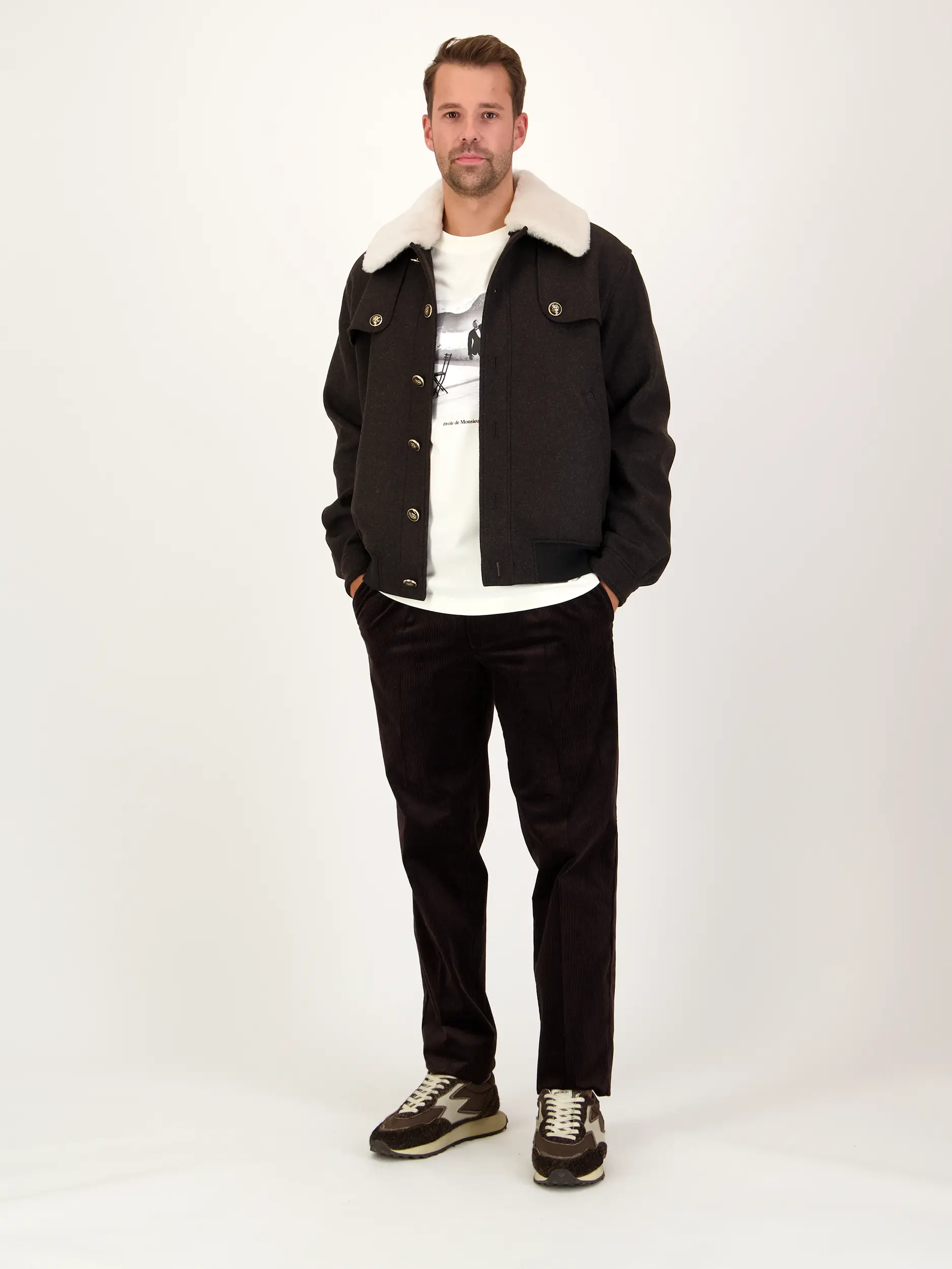 T-Shirt 'Waiter' - Artikel Teil eines Outfits getragen von einem Modell - Farbe: Beige