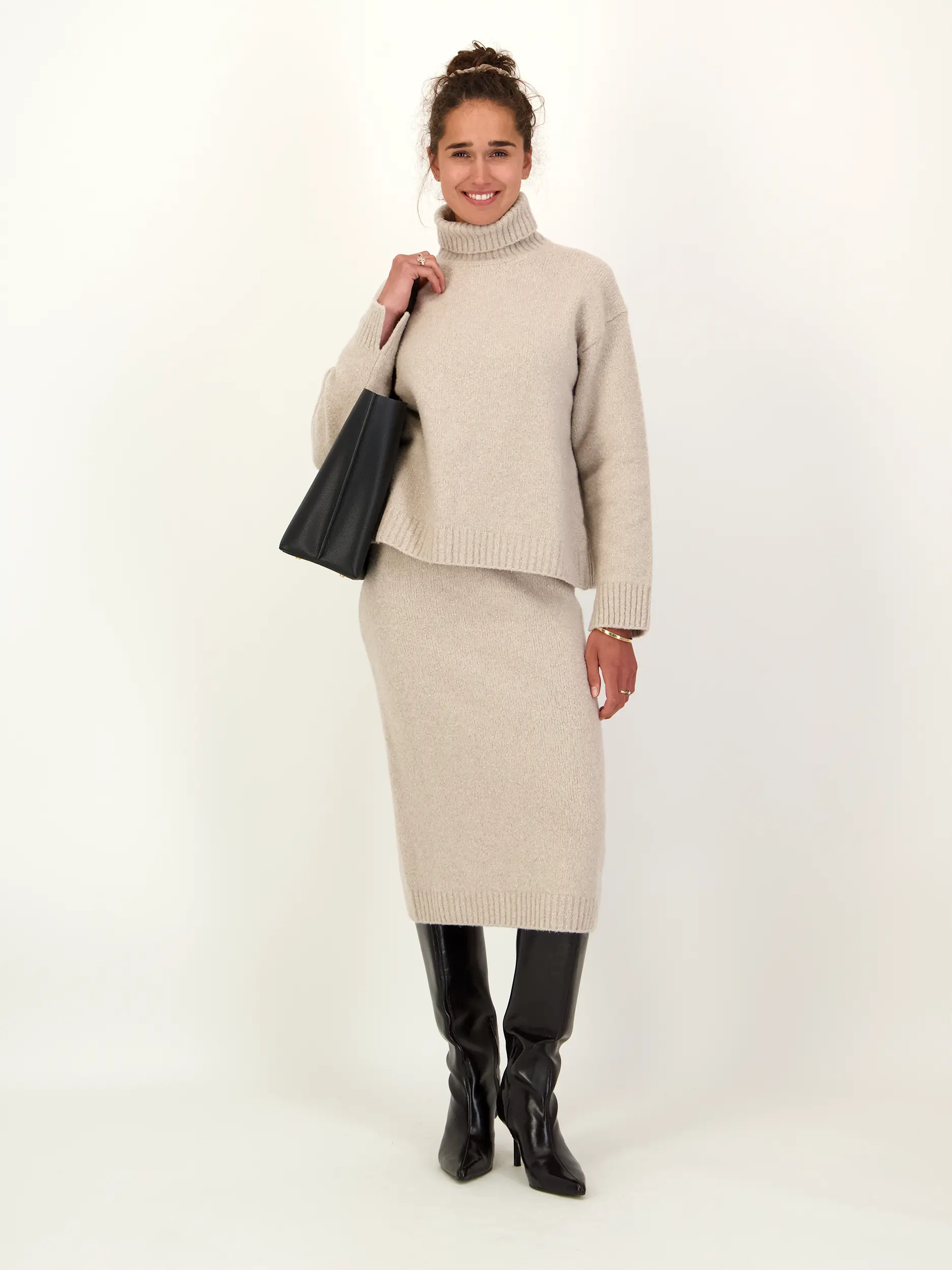 Rollkragenpullover aus Kaschmir-Mix langarm - Artikel Teil eines Outfits getragen von einem Modell