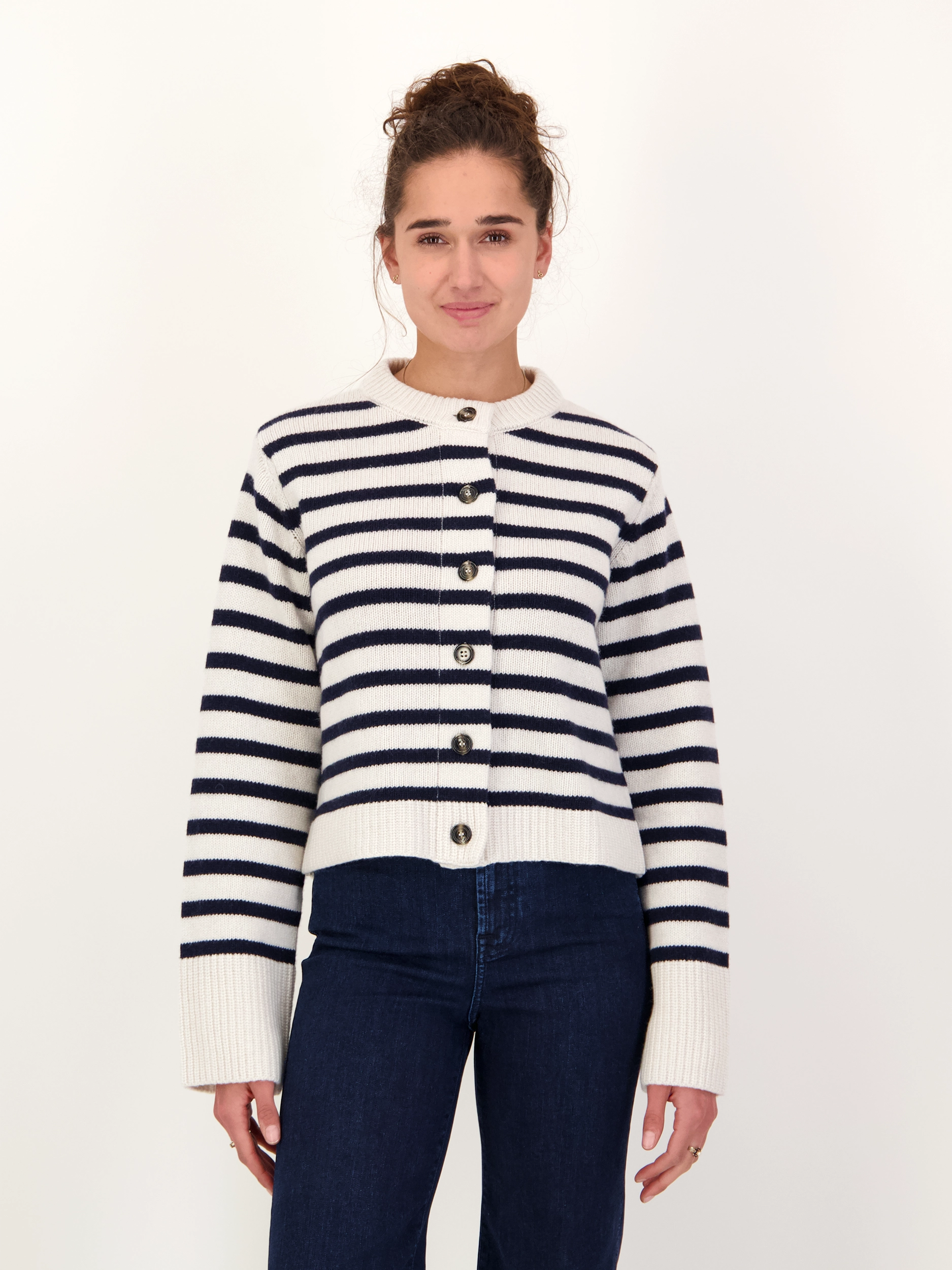 Strickjacke 'Lilly' aus Woll-Kaschmir-Mix langarm - Artikel Vorderseite getragen von einem Modell - Farbe: Creme