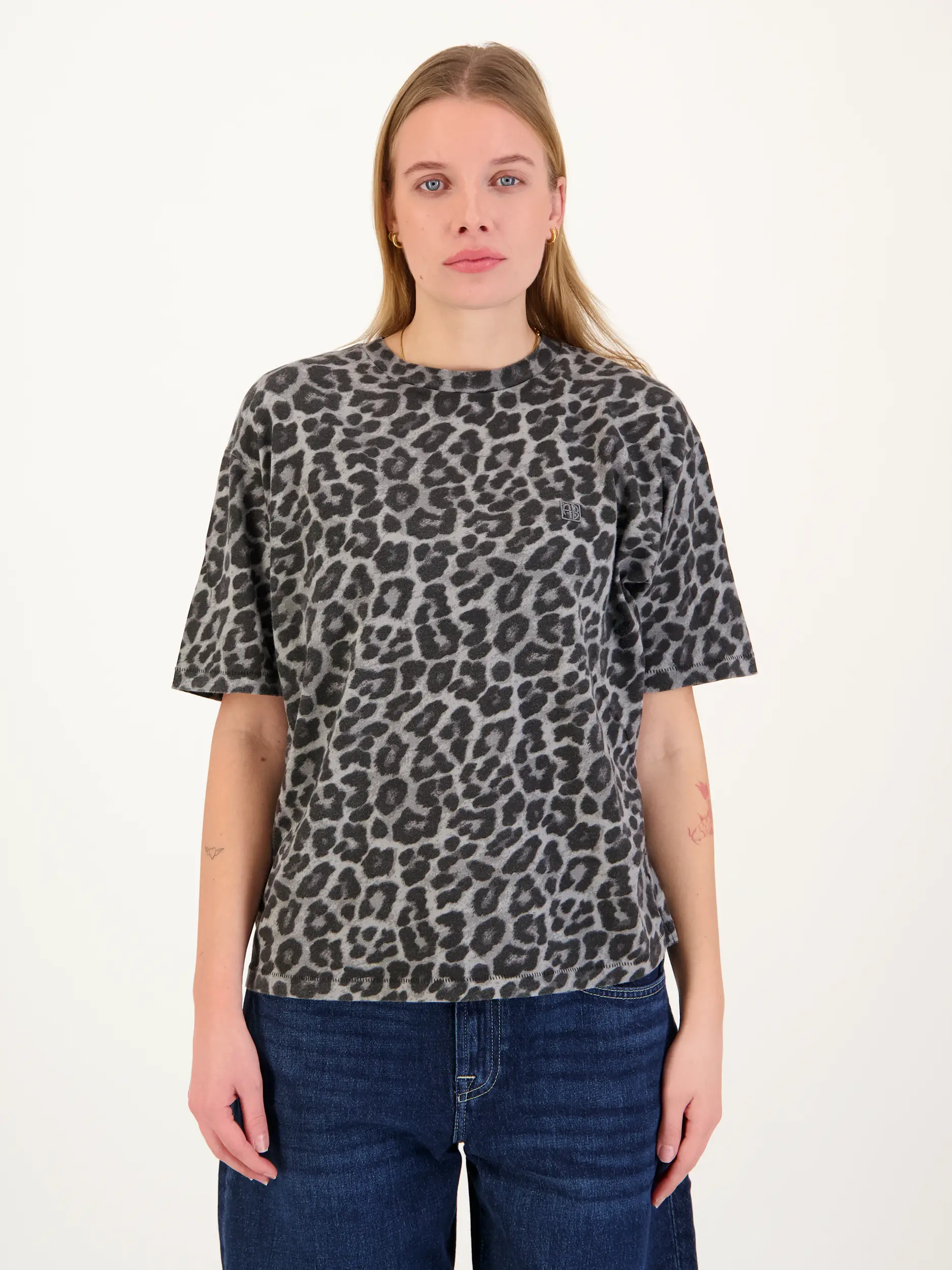 T-Shirt 'Cohen Tee' mit Leo-Print - Artikel Vorderseite getragen von einem Modell - Farbe: Grau T-Shirt 'Cohen Tee' mit Leo-Print - Artikel Vorderseite getragen von einem Modell - Farbe: Grau