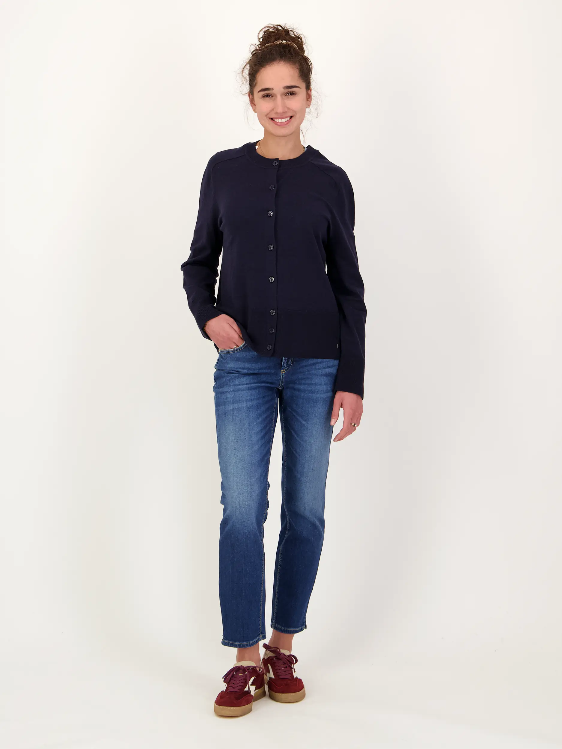 Strickjacke 'Ilma' aus Wolle - Artikel Teil eines Outfits getragen von einem Modell - Farbe: Blau