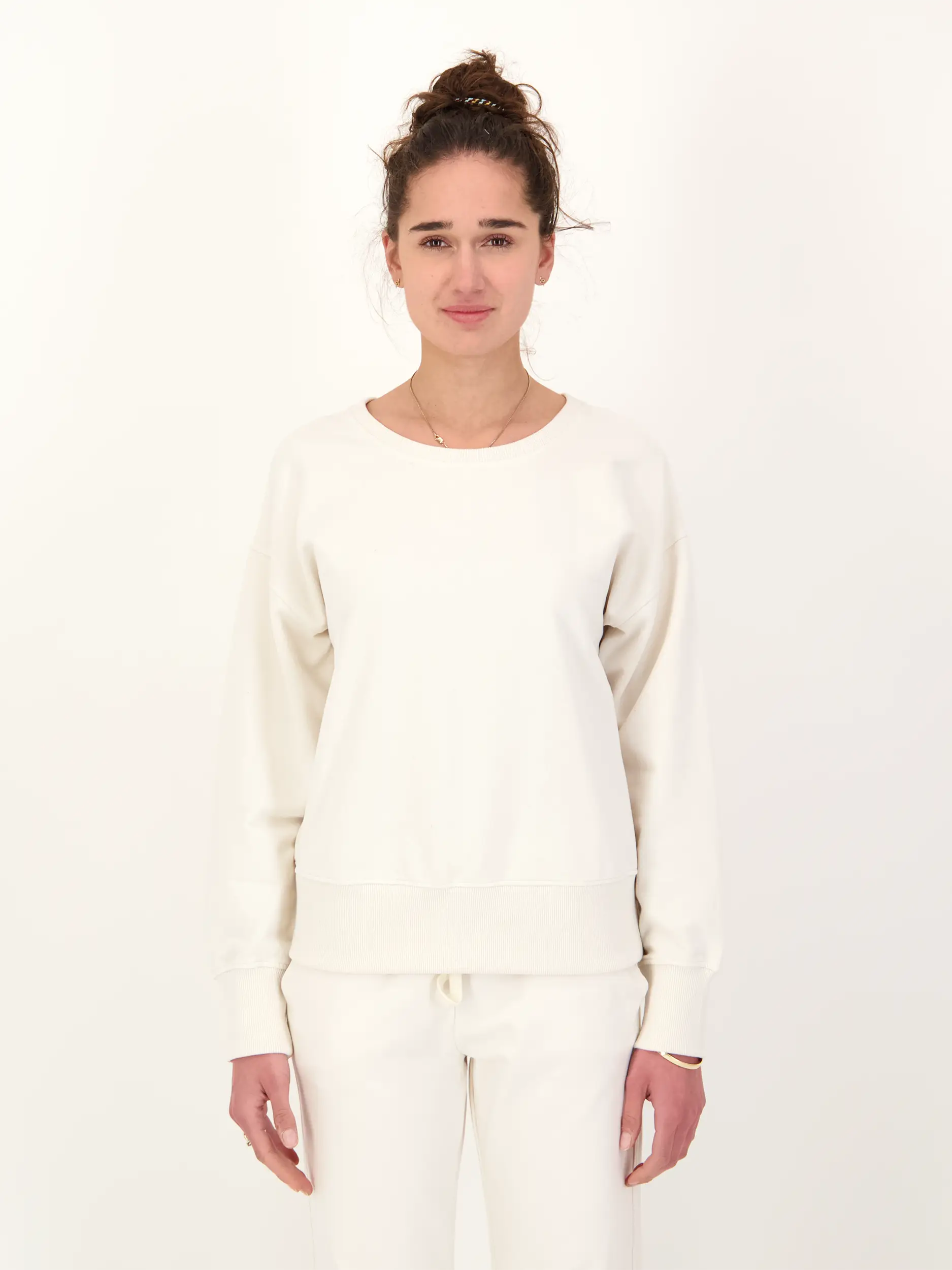 Sweatshirt  - Artikel Vorderseite getragen von einem Modell - Farbe: Creme