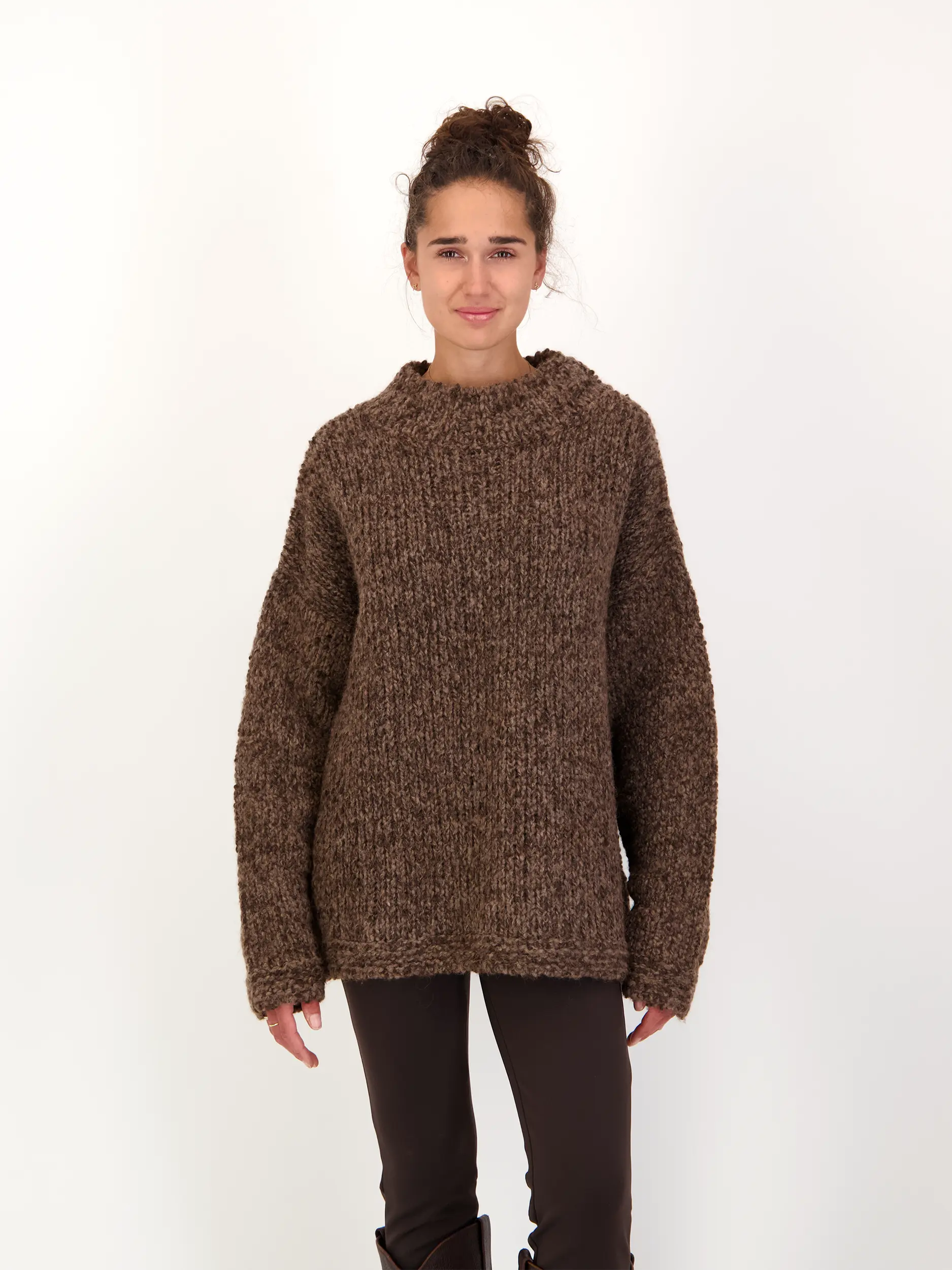 Pullover 'Granny' langarm - Artikel Vorderseite getragen von einem Modell - Farbe: Braun