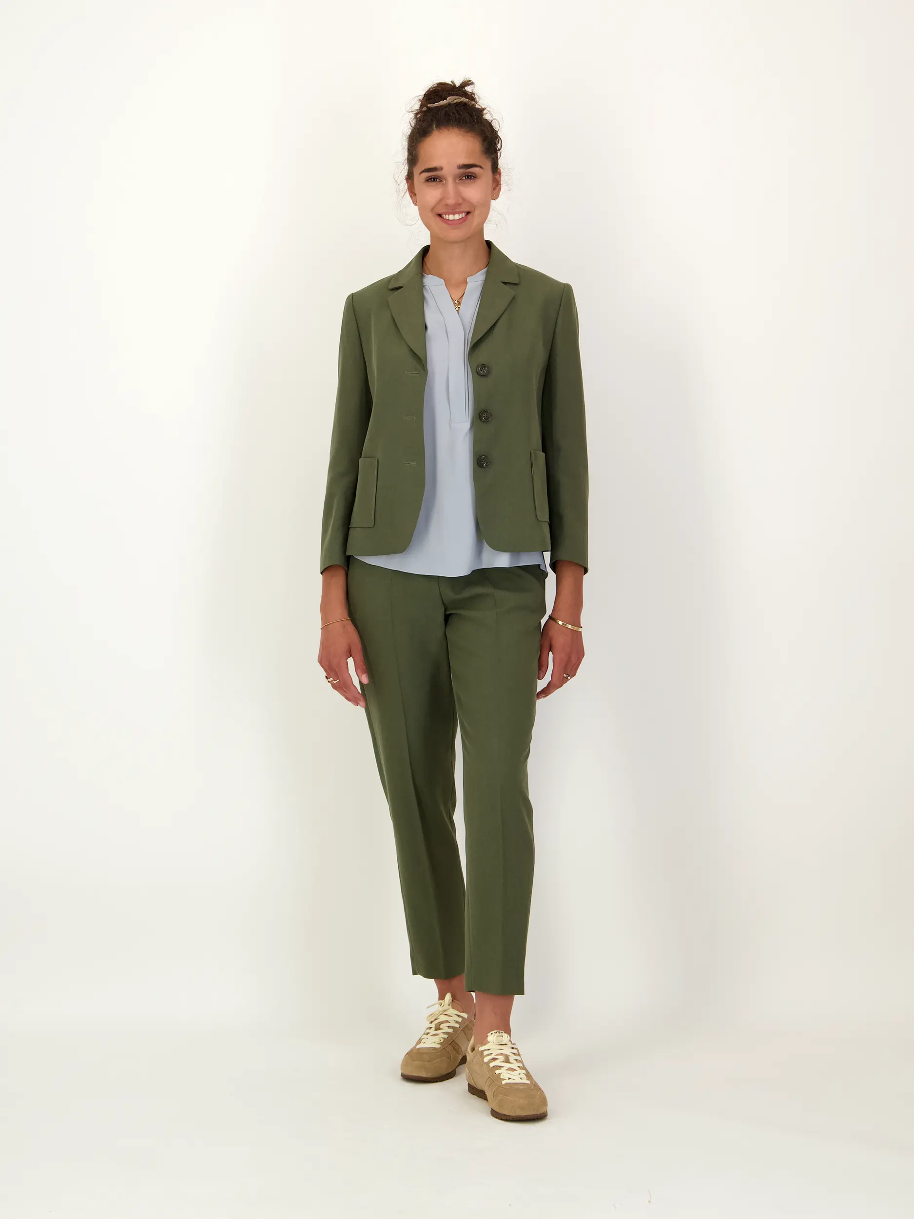 Bundfaltenhose - Artikel Teil eines Outfits getragen von einem Modell - Farbe: Grün