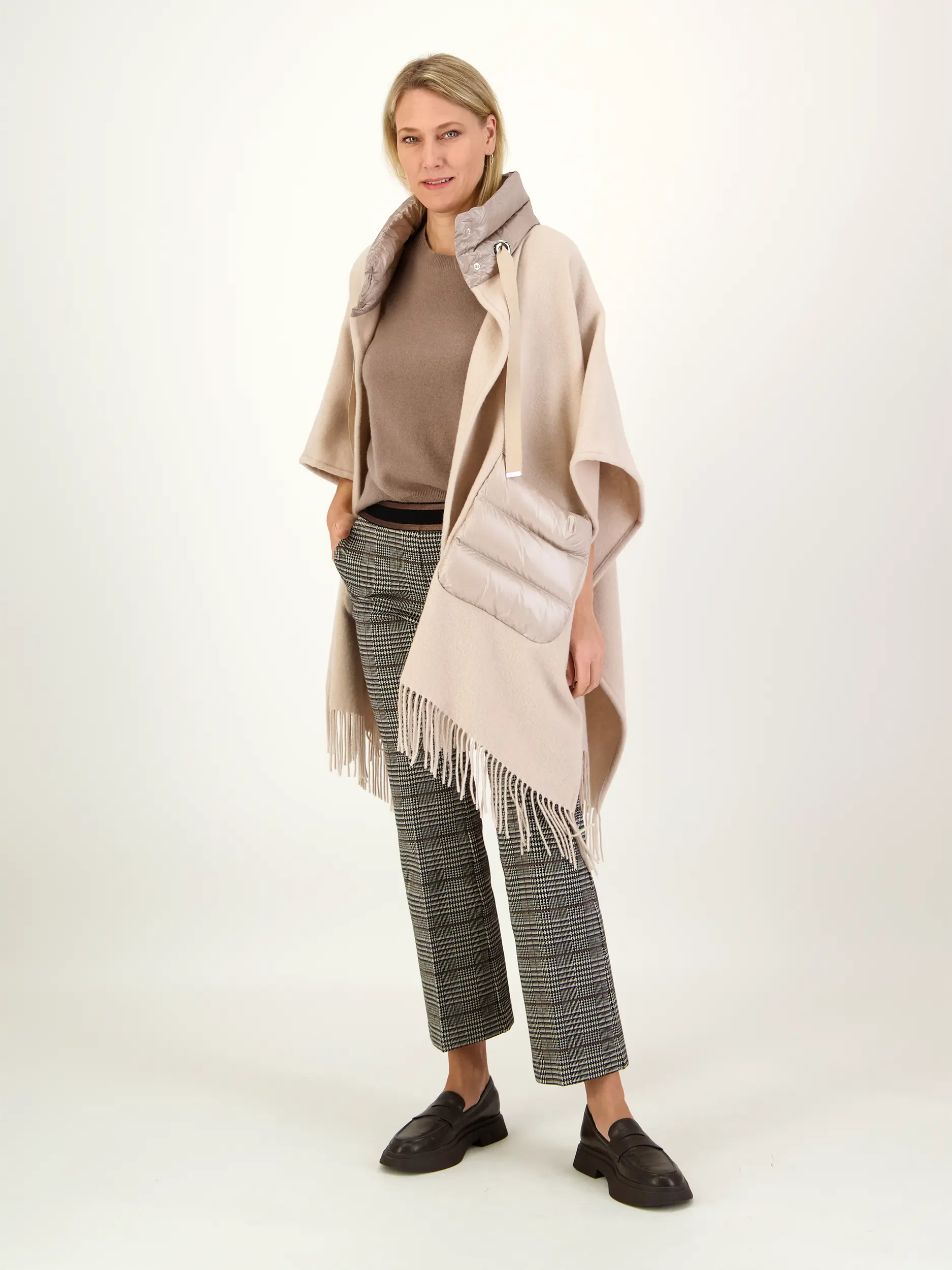 Poncho - Artikel Teil eines Outfits getragen von einem Modell