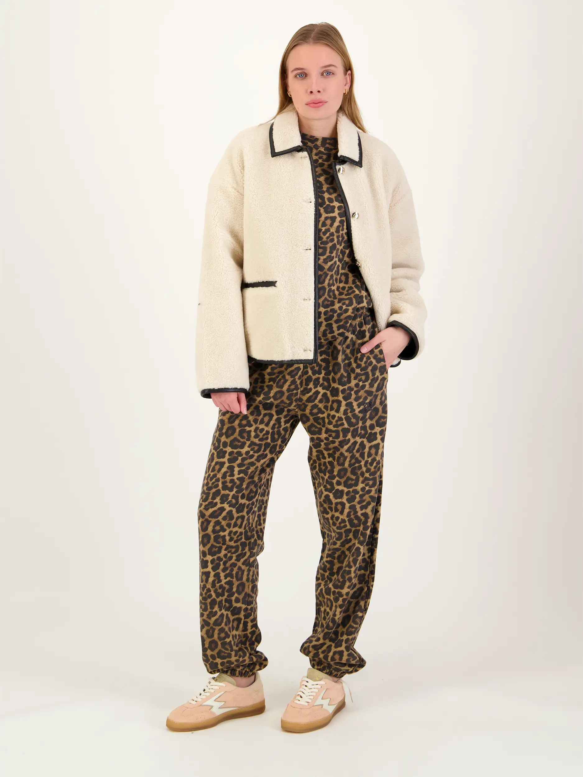 Teddyfelljacke 'Camden' - Artikel Teil eines Outfits getragen von einem Modell - Farbe: Creme Teddyfelljacke 'Camden' - Artikel Teil eines Outfits getragen von einem Modell - Farbe: Creme