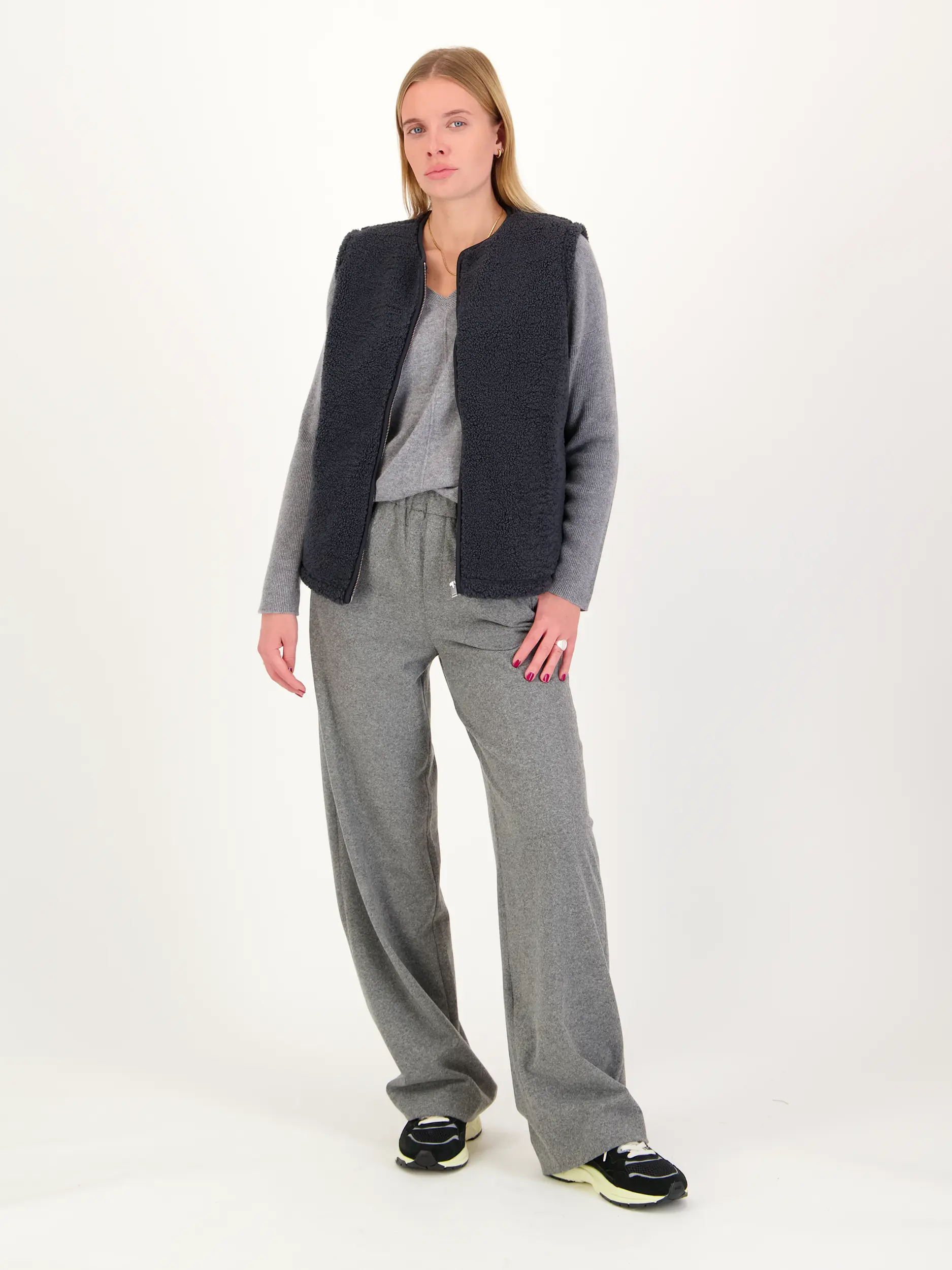 Weste 'Saautumns' aus Teddy - Artikel Teil eines Outfits getragen von einem Modell - Farbe: Grau