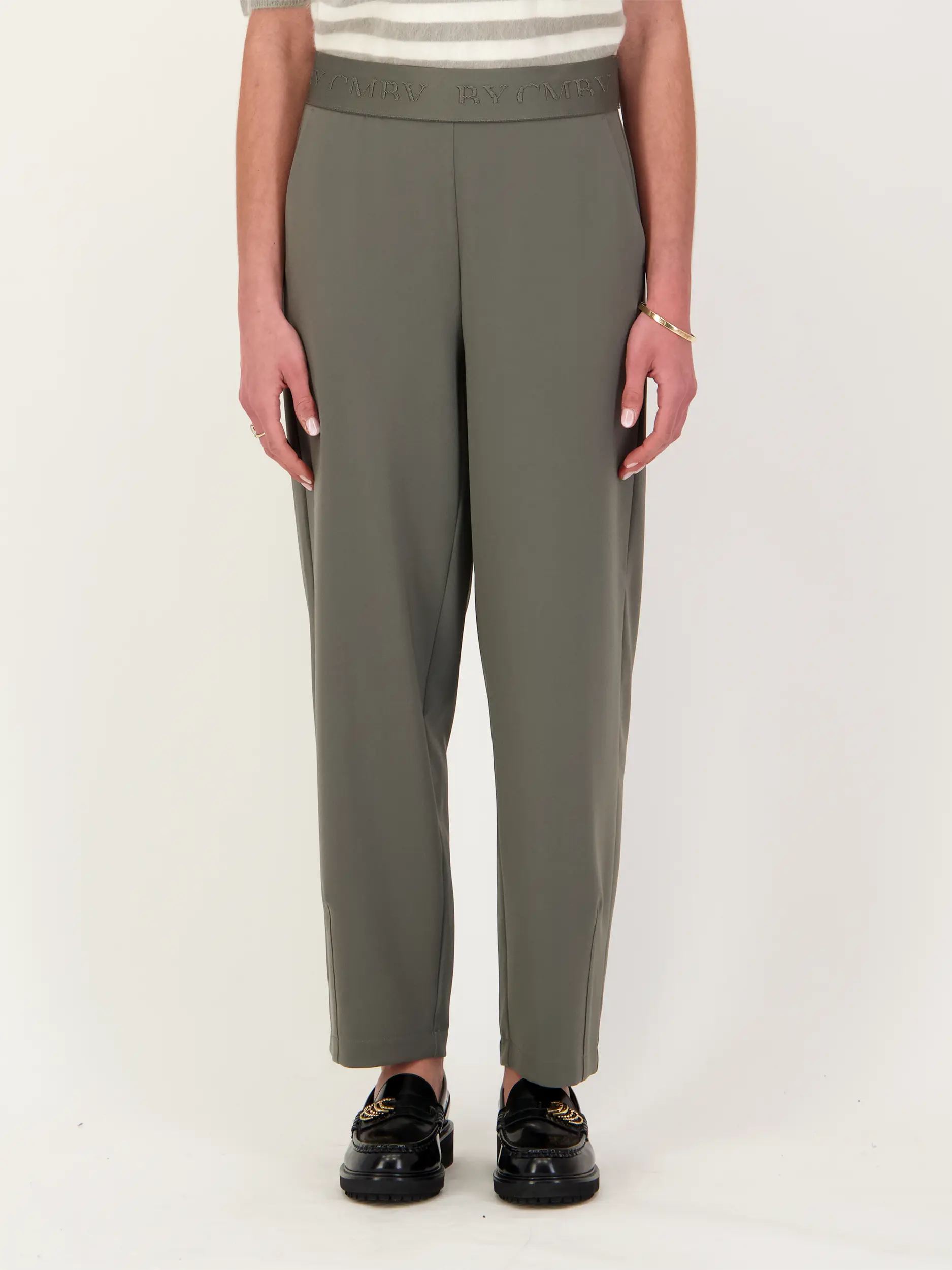 Hose 'Elena' - Artikel Vorderseite getragen von einem Modell - Farbe: Grün