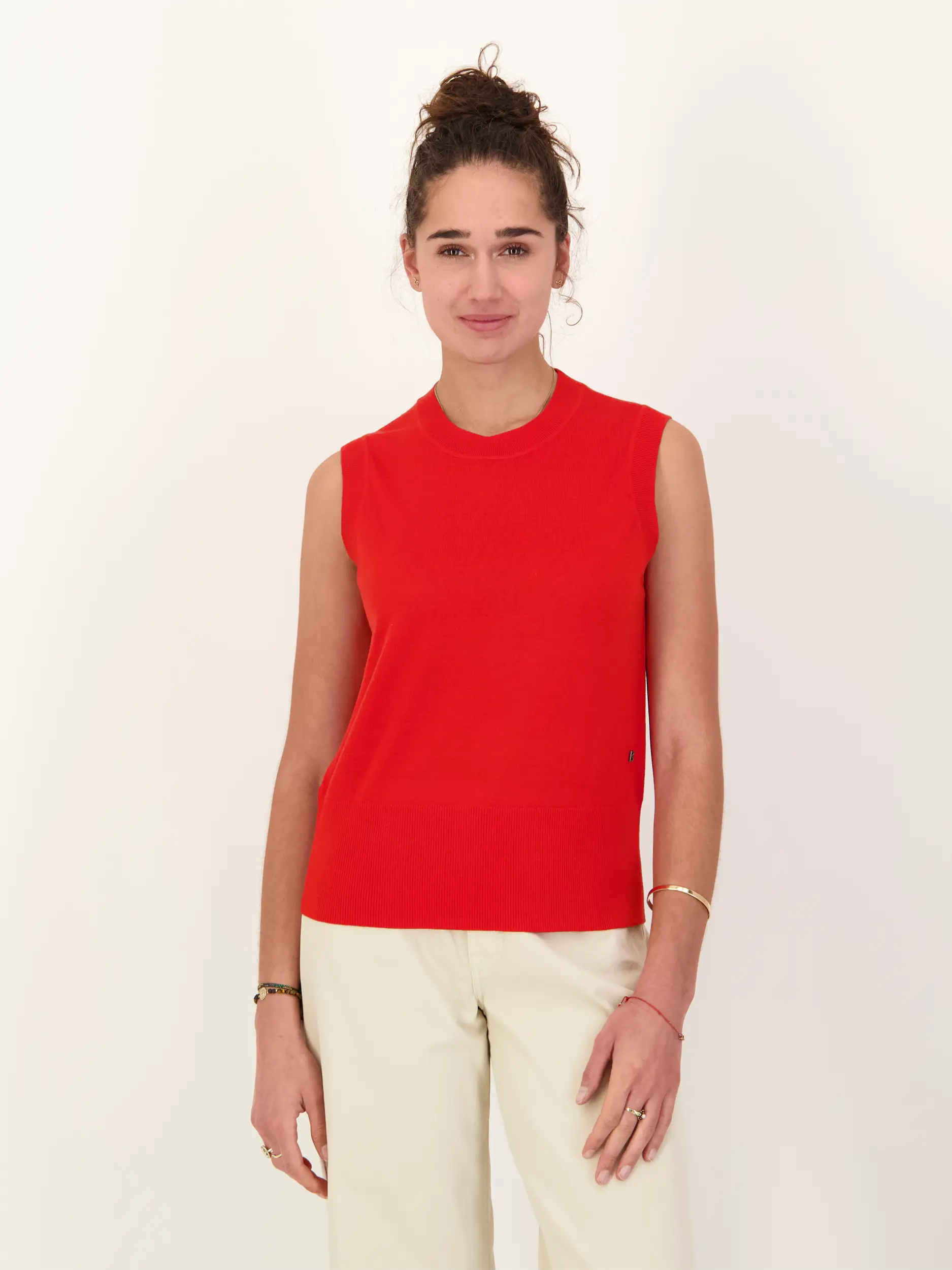 Pullunder 'Isola' aus Wolle - Artikel Vorderseite getragen von einem Modell - Farbe: Rot