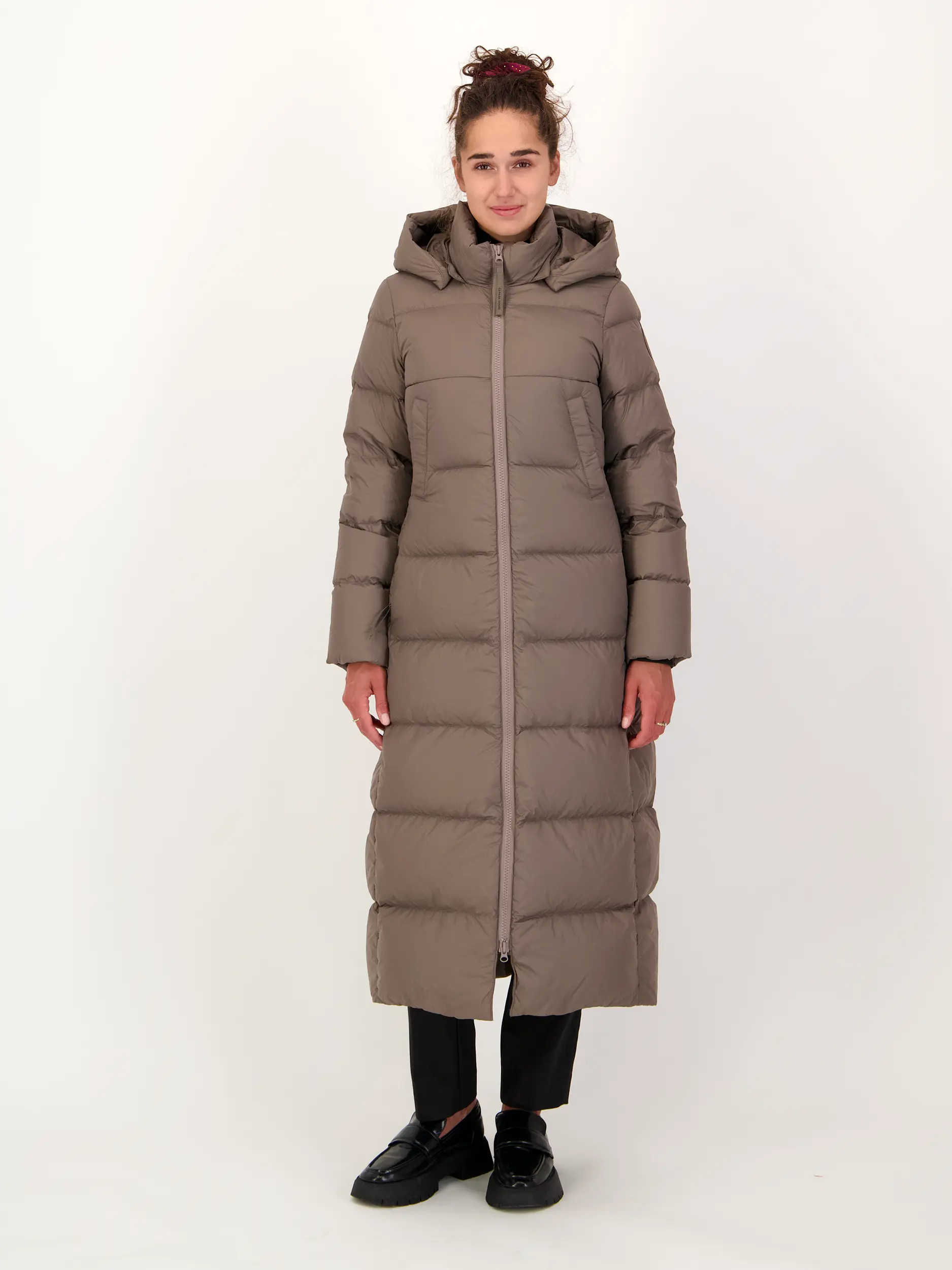 Daunenmantel 'Mystique Puffer' - Artikel Vorderseite getragen von einem Modell - Farbe: Braun