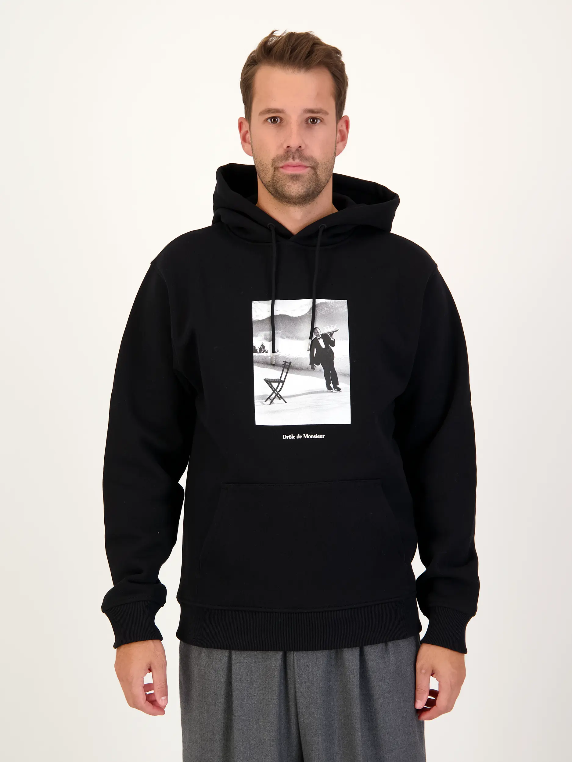 Sweatshirt 'Waiter' - Artikel Vorderseite getragen von einem Modell - Farbe: Schwarz