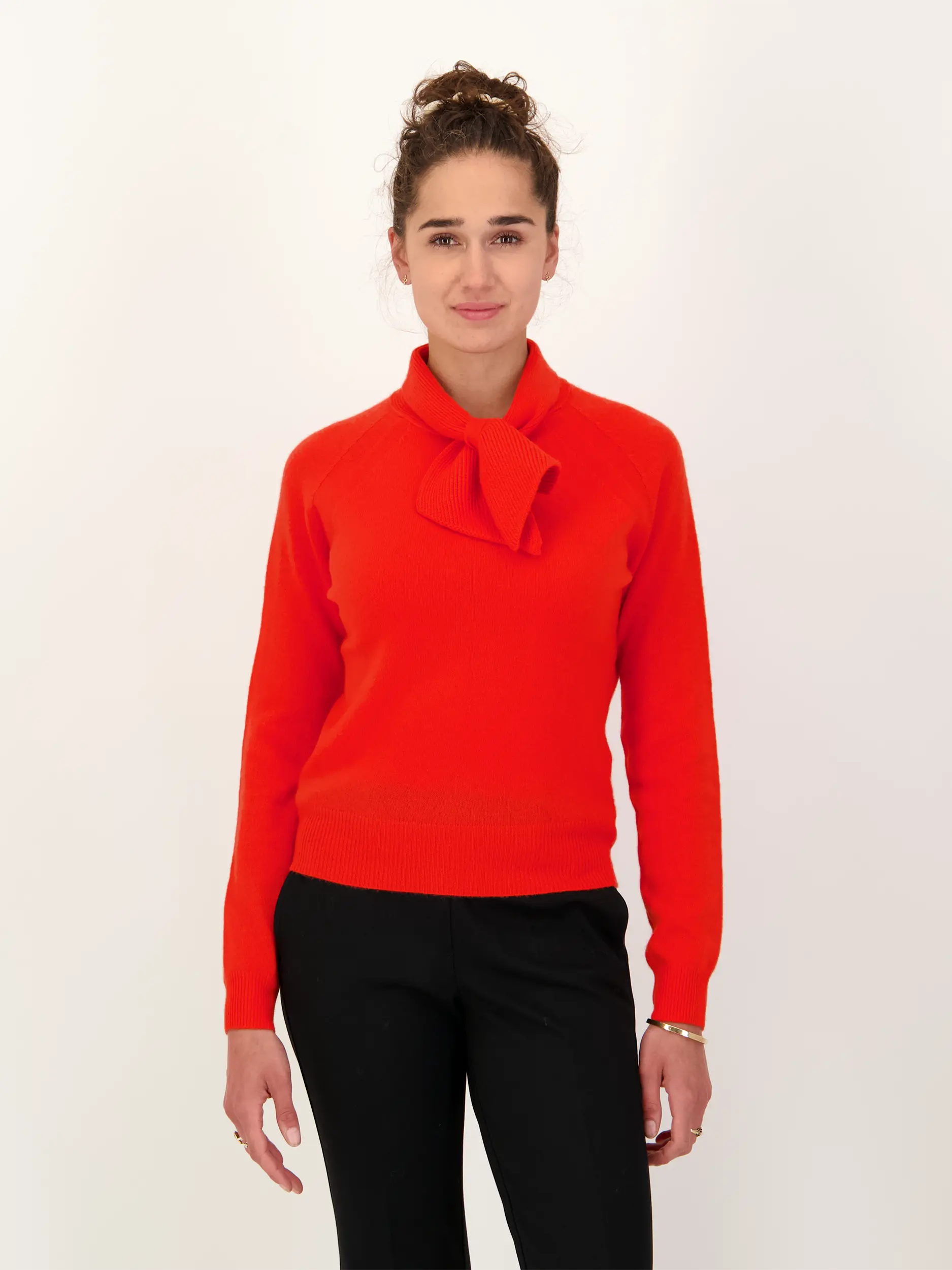 Pullover 'Invited' aus Kaschmir mit Schluppe langarm - Artikel Vorderseite getragen von einem Modell - Farbe: Rot