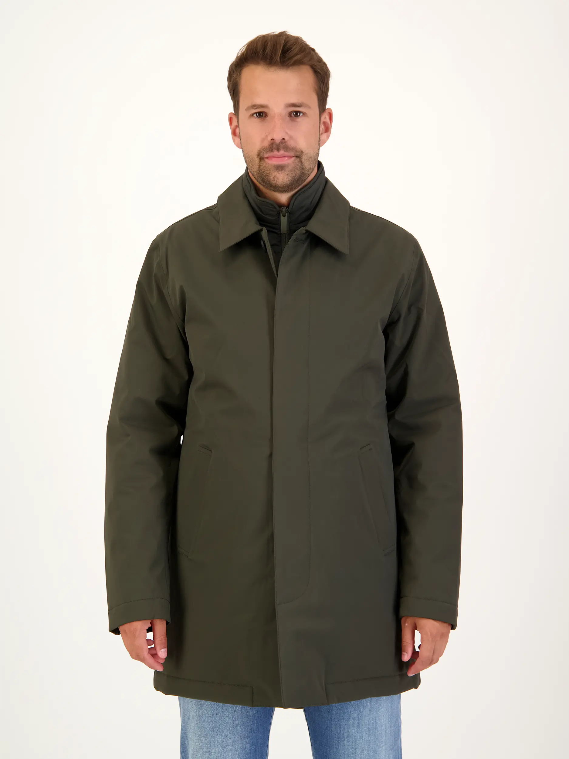 Wasserdichte Jacke 'Blake' - Artikel Vorderseite getragen von einem Modell - Farbe: Grün