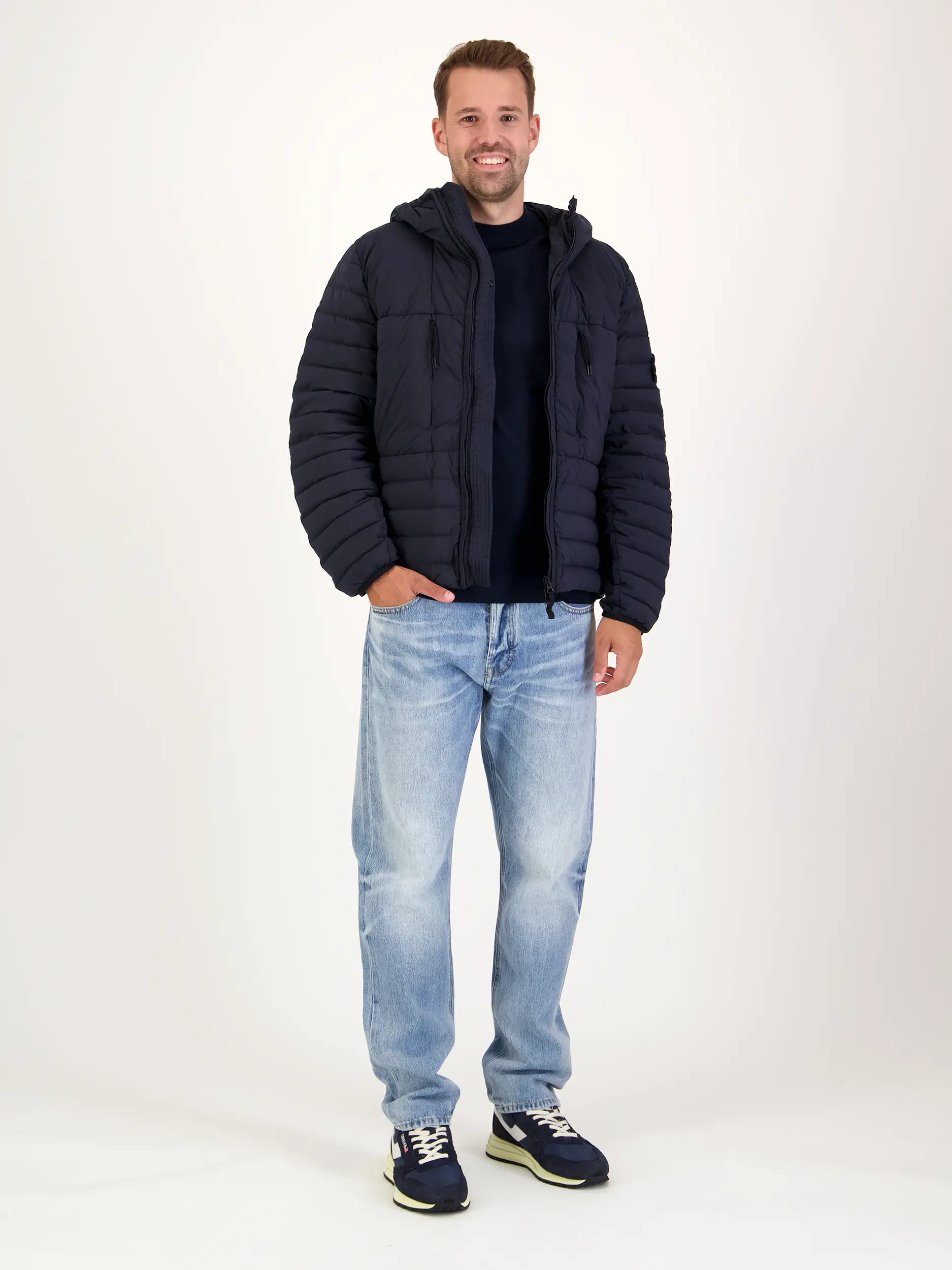 Pullover 'Arwon' aus Schurwolle langarm - Artikel Teil eines Outfits getragen von einem Modell - Farbe: Blau