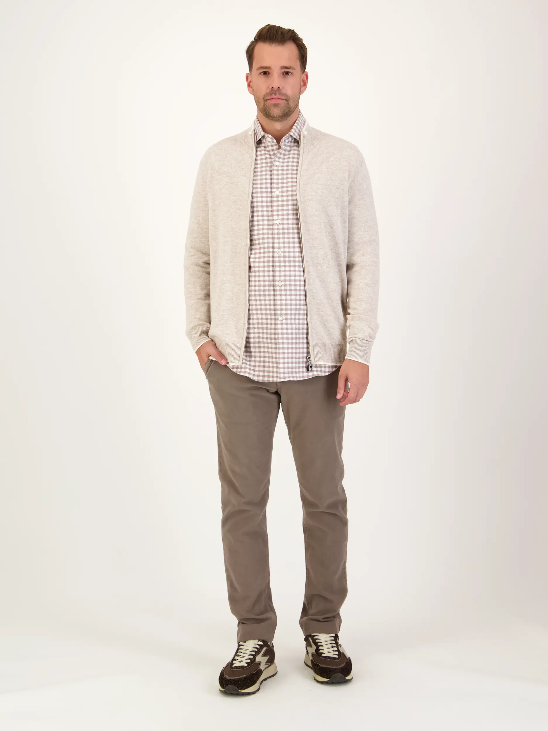 Strickjacke 'Cefalu' aus Merinowoll-Mix - Artikel Teil eines Outfits getragen von einem Modell - Farbe: Braun