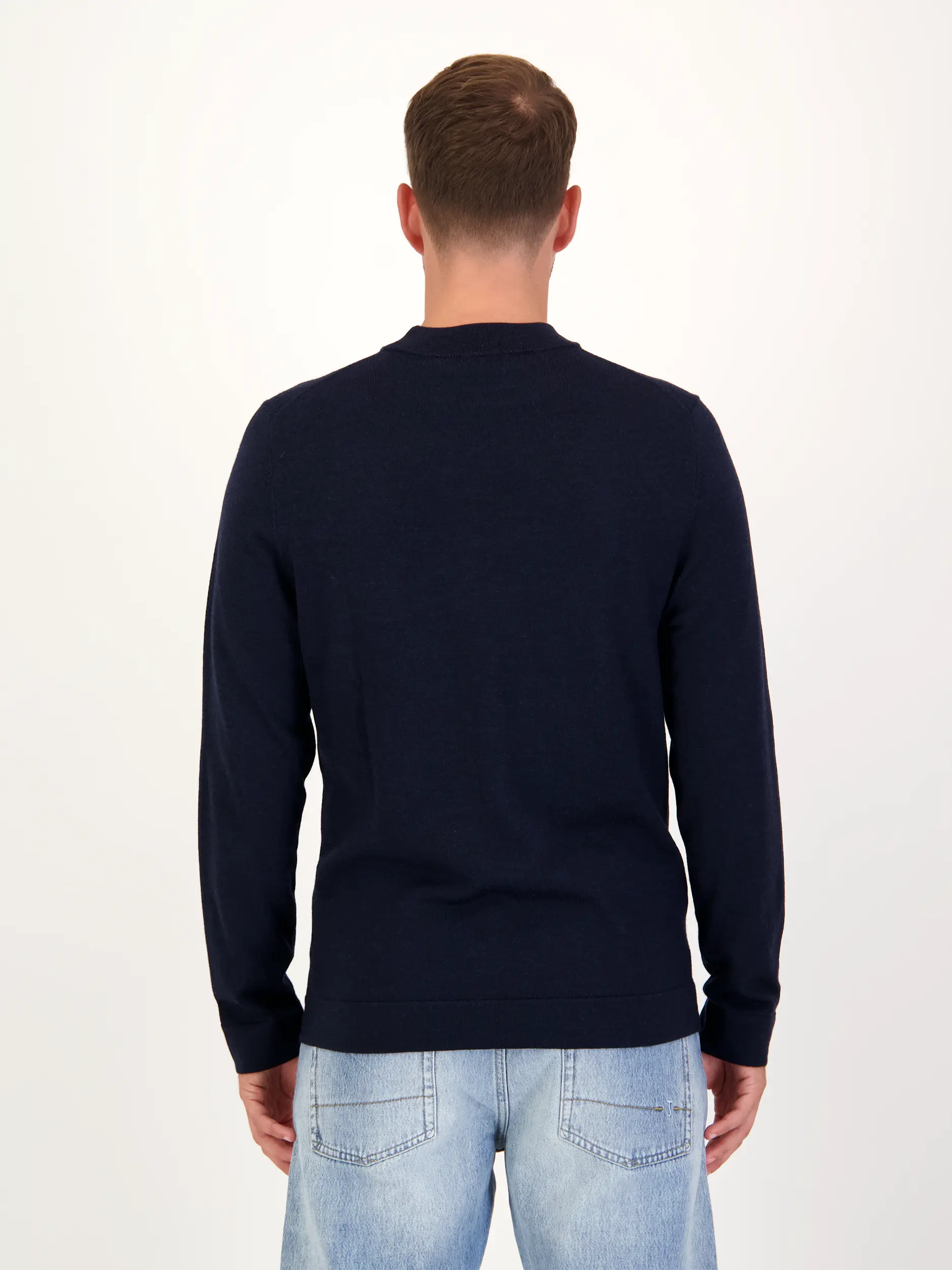 Pullover 'Arwon' aus Schurwolle langarm - Artikel Rückseite getragen von einem Modell - Farbe: Blau