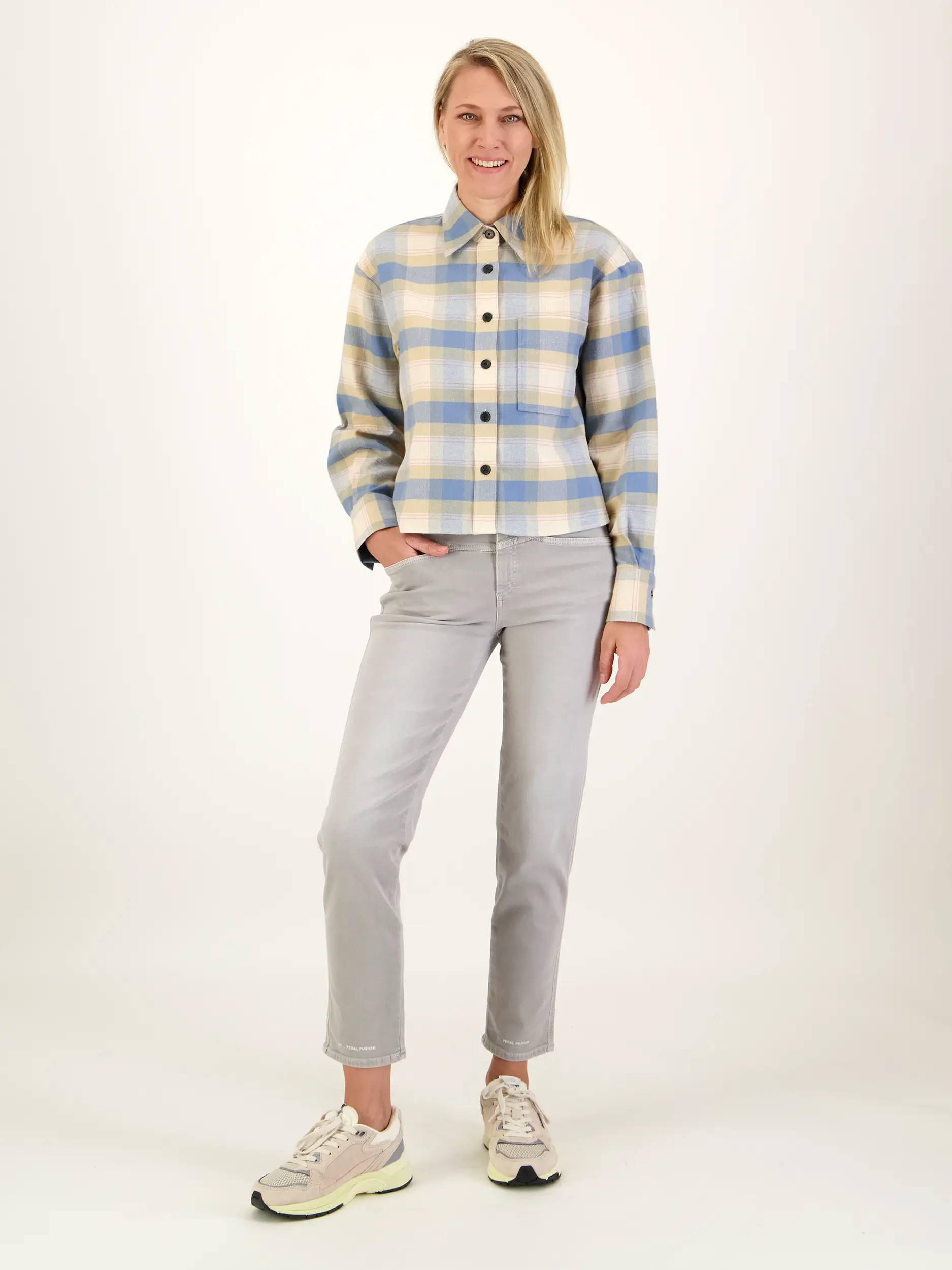 Kariertes Overshirt - Artikel Teil eines Outfits getragen von einem Modell