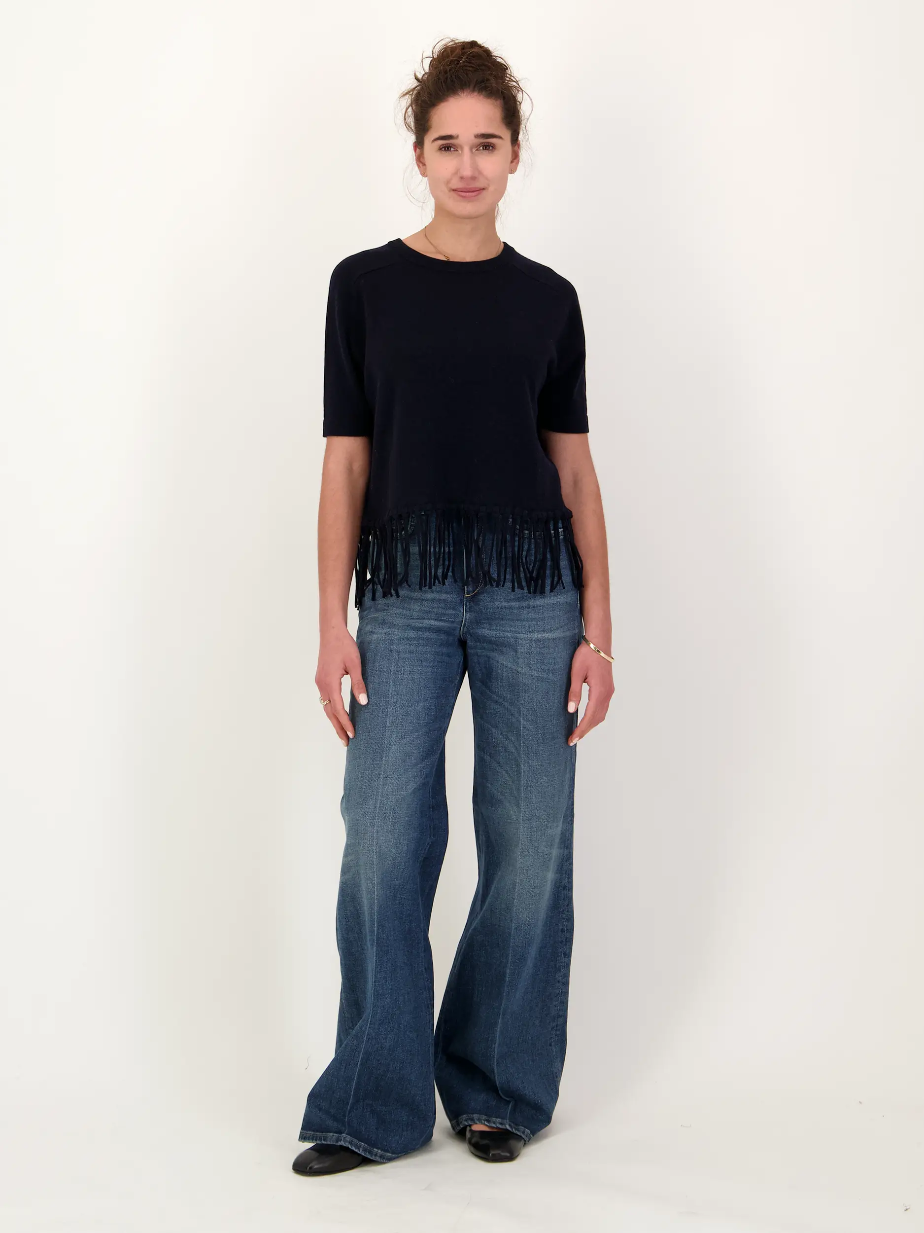 Pullover aus Wolle mit Fransen kurzarm - Artikel Teil eines Outfits getragen von einem Modell - Farbe: Blau