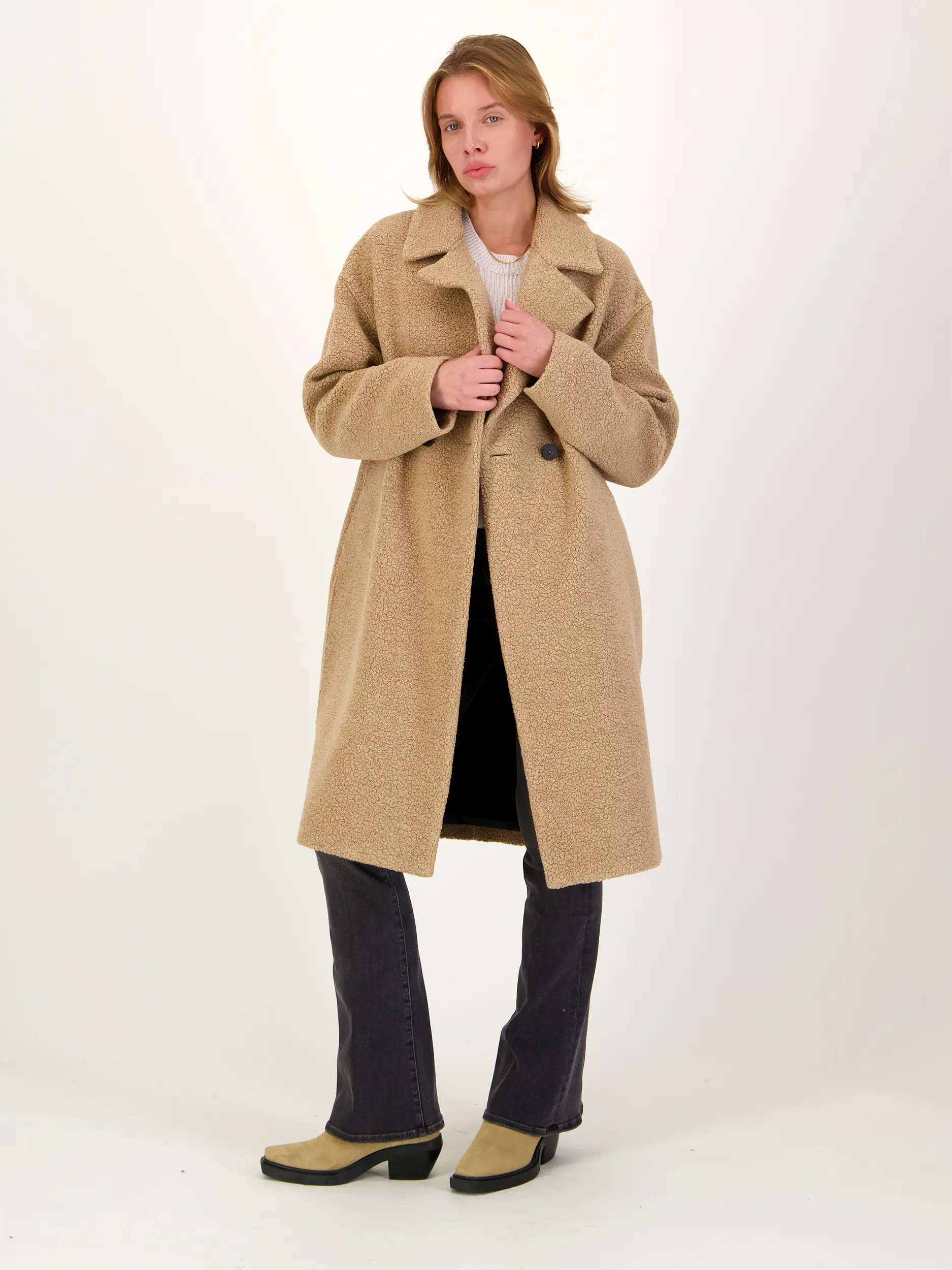Wollmantel aus Bouclé - Artikel Teil eines Outfits getragen von einem Modell - Farbe: Braun