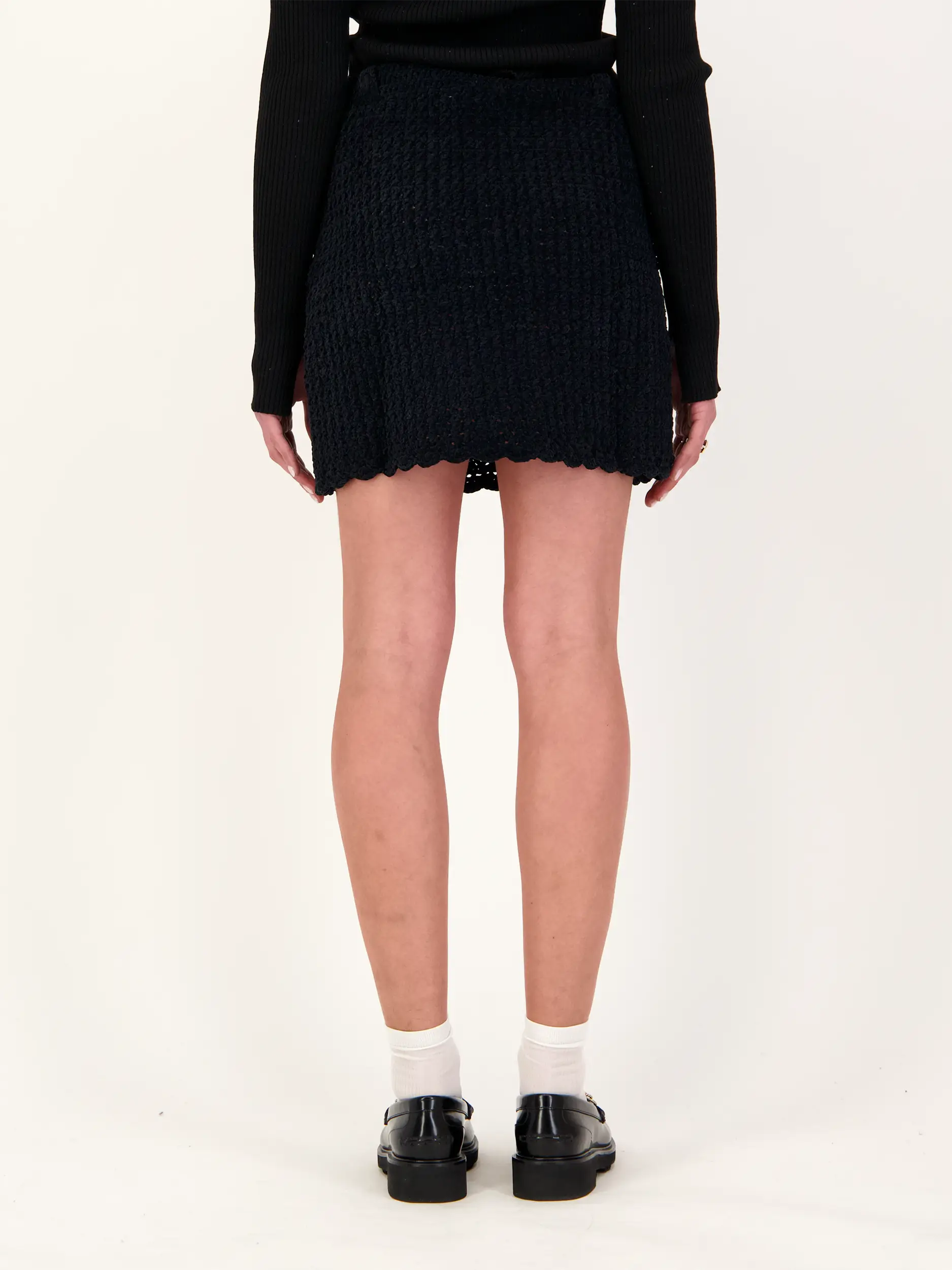 Gehäkelter Minirock - Artikel Rückseite getragen von einem Modell - Farbe: Schwarz