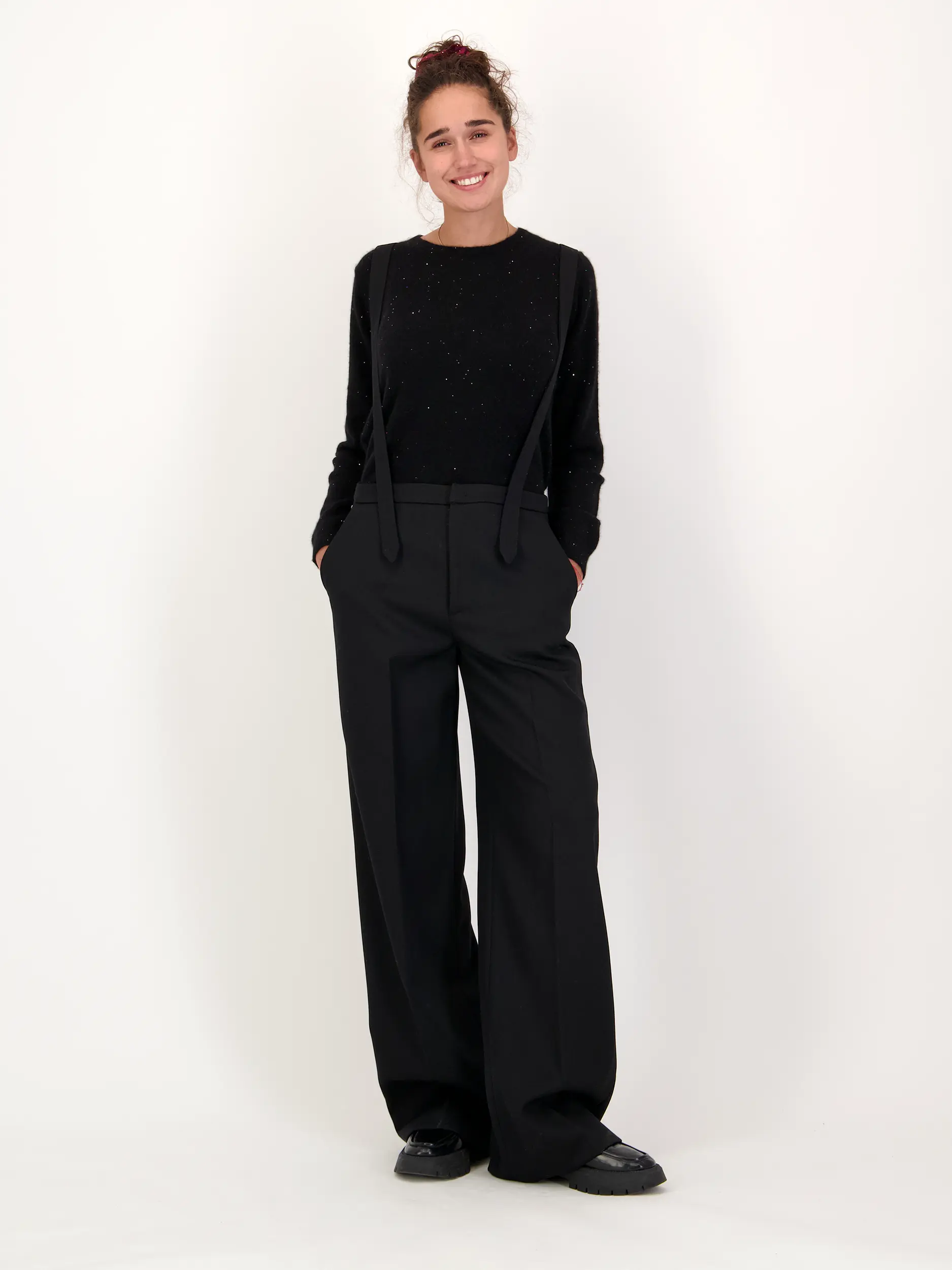 Wollhose 'Tecla' - Artikel Teil eines Outfits getragen von einem Modell - Farbe: Schwarz