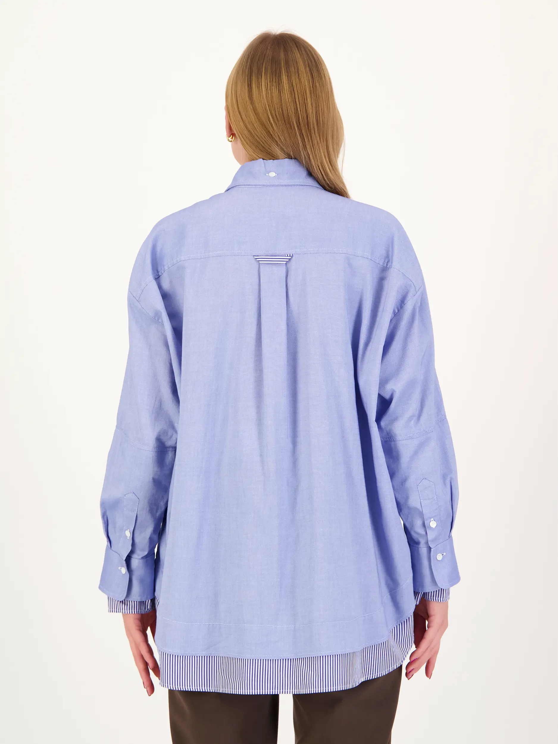 Baumwollbluse 'Meil' langarm - Artikel Rückseite getragen von einem Modell - Farbe: Blau