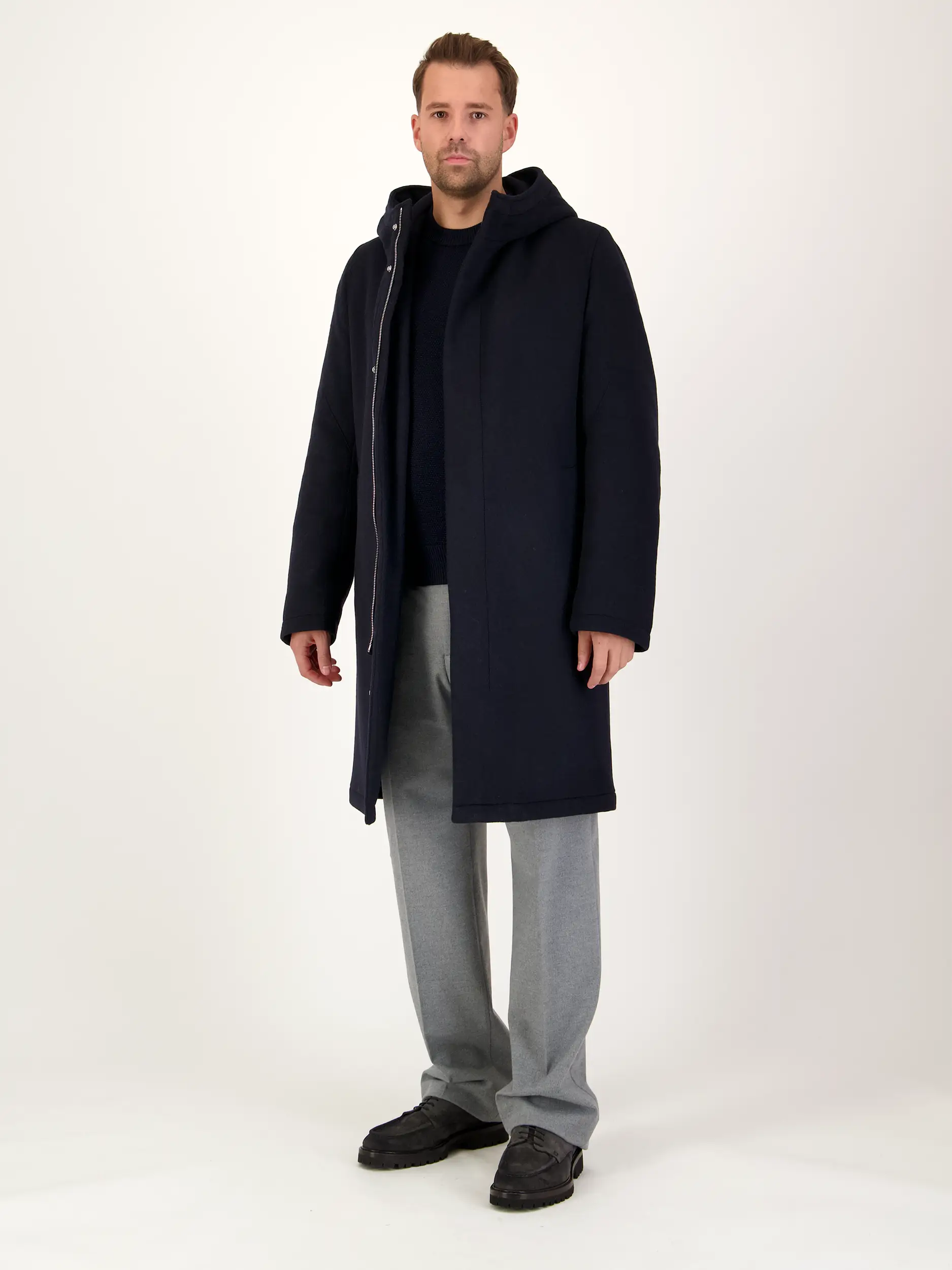 Kurzmantel 'Naukano' aus Woll-Mix - Artikel Teil eines Outfits getragen von einem Modell - Farbe: Blau