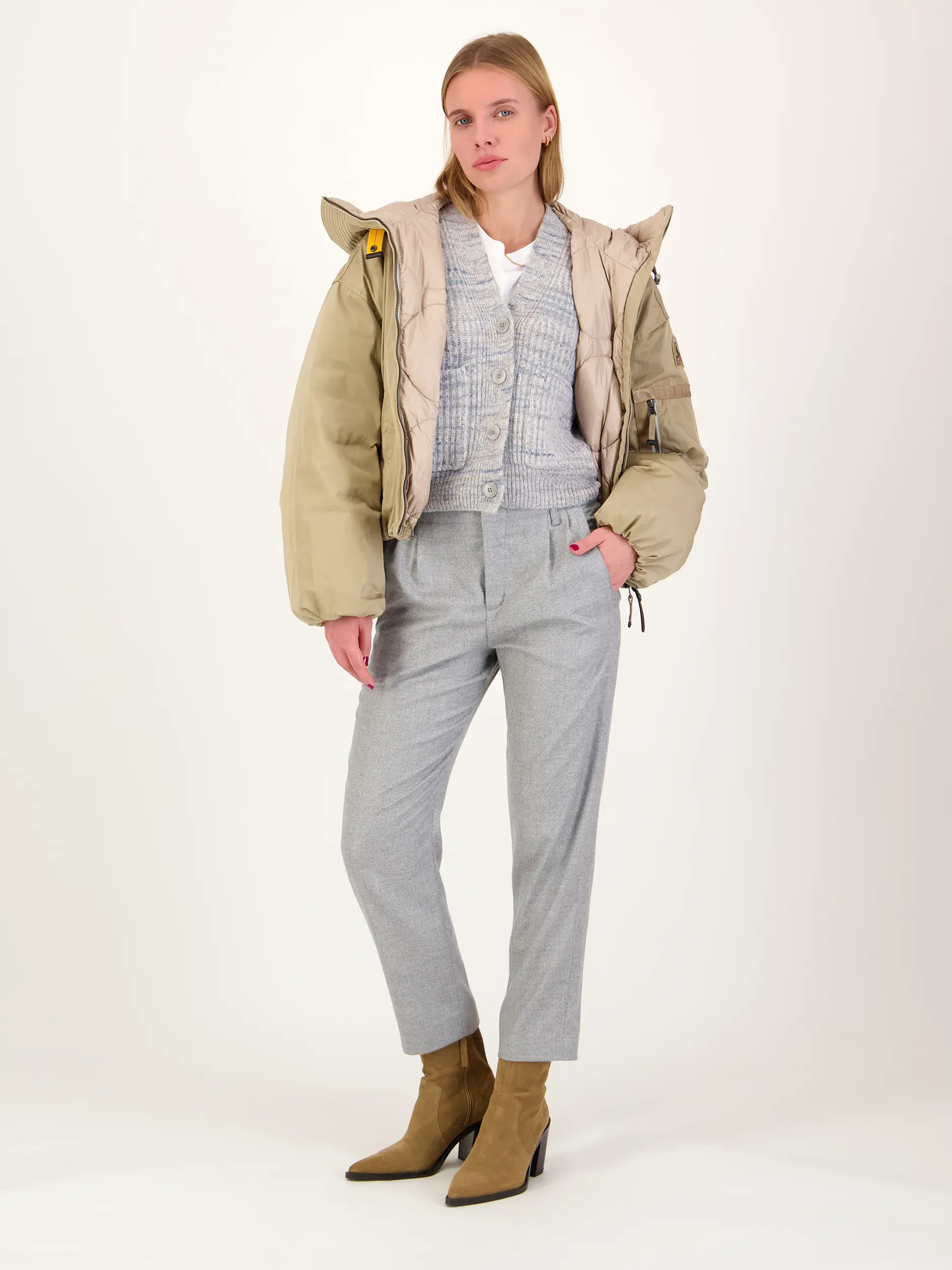 Bundfaltenhose 'Dispatch' - Artikel Teil eines Outfits getragen von einem Modell - Farbe: Grau