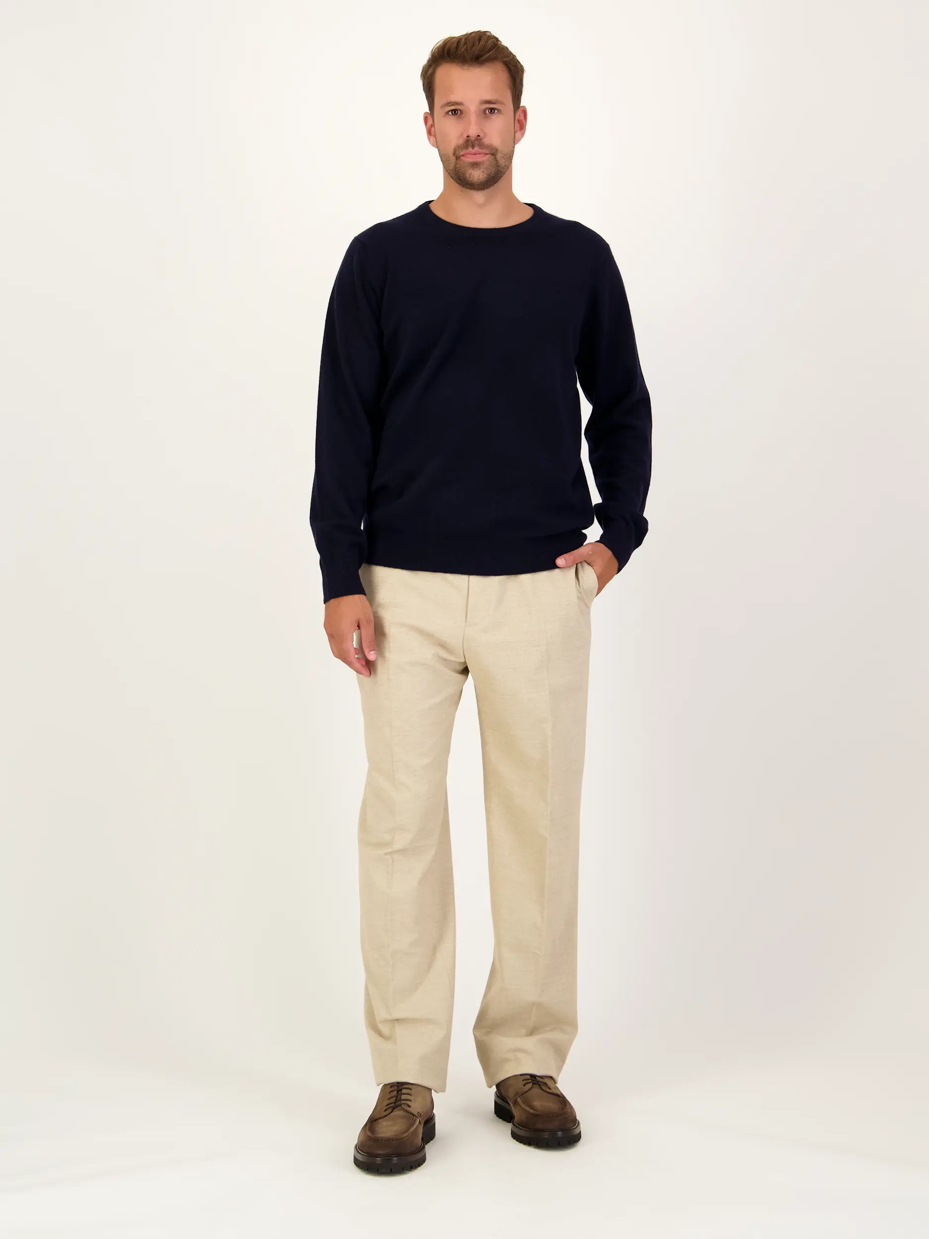 Hose 'Francesco' - Artikel Teil eines Outfits getragen von einem Modell - Farbe: Beige