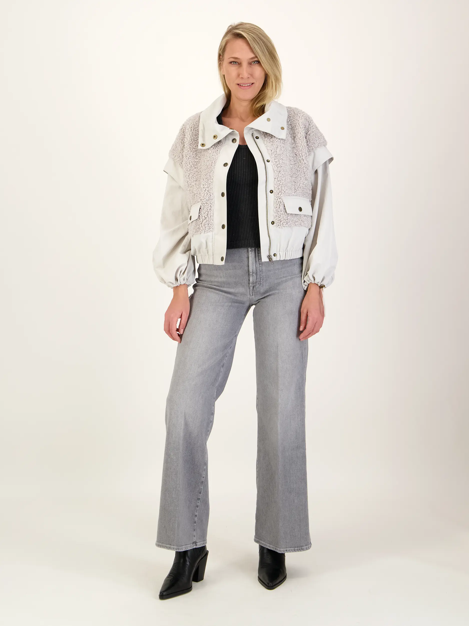 Teddyjacke 'Aidan' - Artikel Teil eines Outfits getragen von einem Modell
