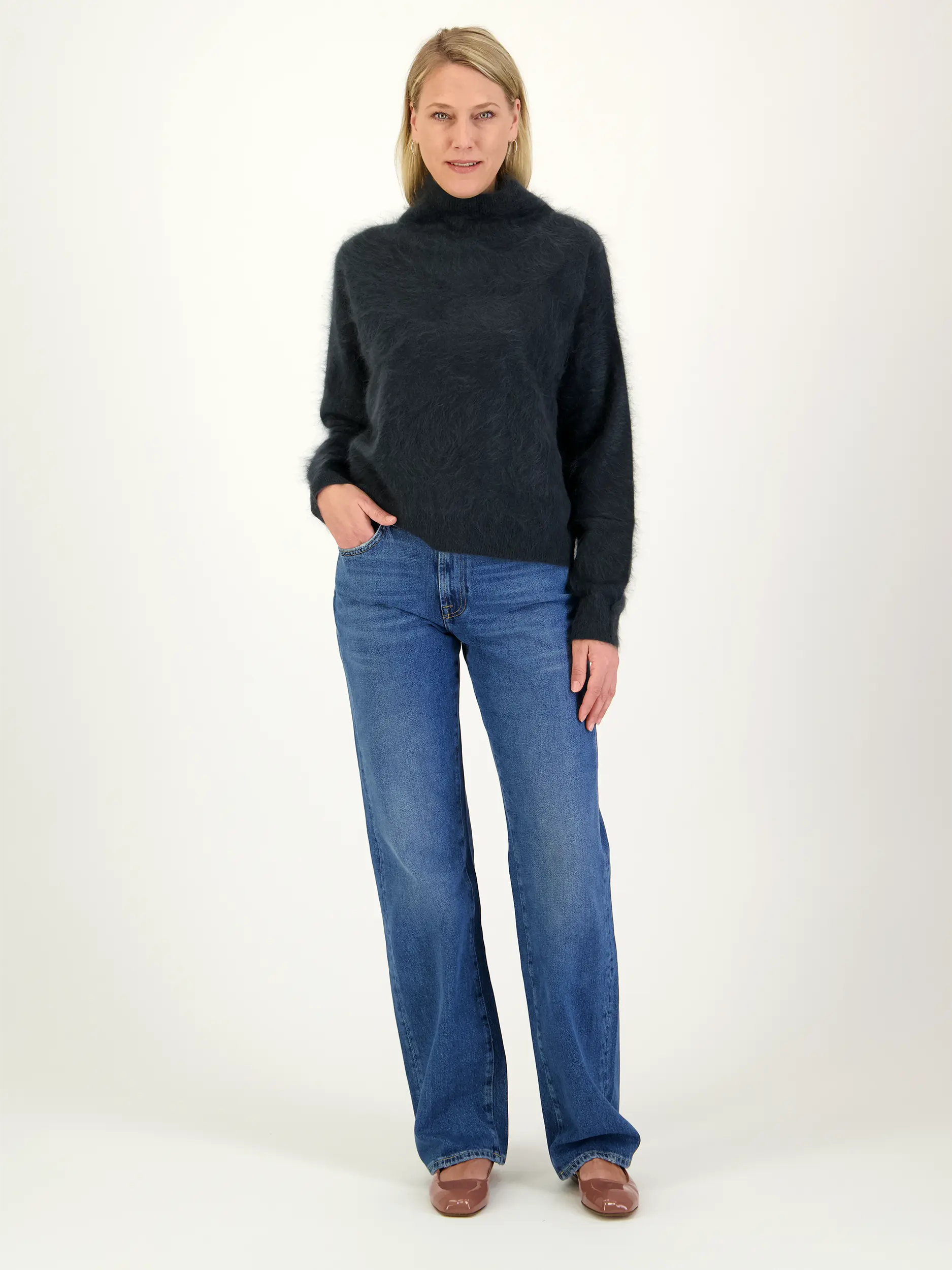 High Rise Straight Leg Jeans 'Tess' - Artikel Teil eines Outfits getragen von einem Modell - Farbe: Blau