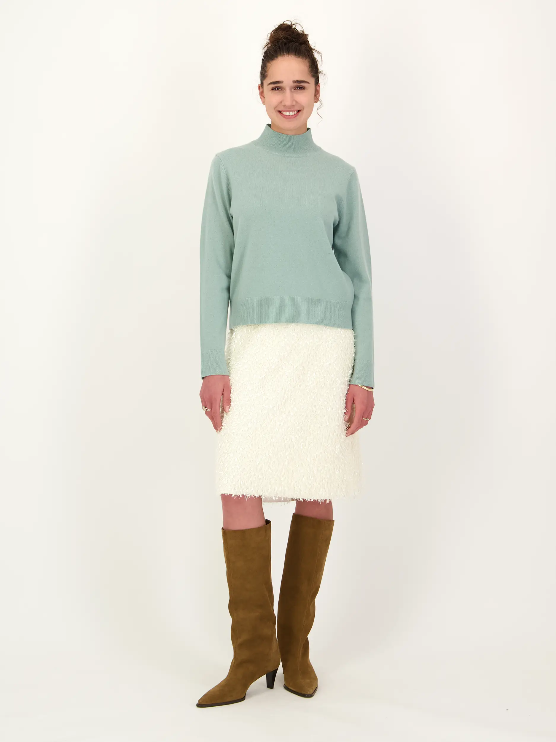 Pullover aus Kaschmir langarm - Artikel Teil eines Outfits getragen von einem Modell - Farbe: Grün