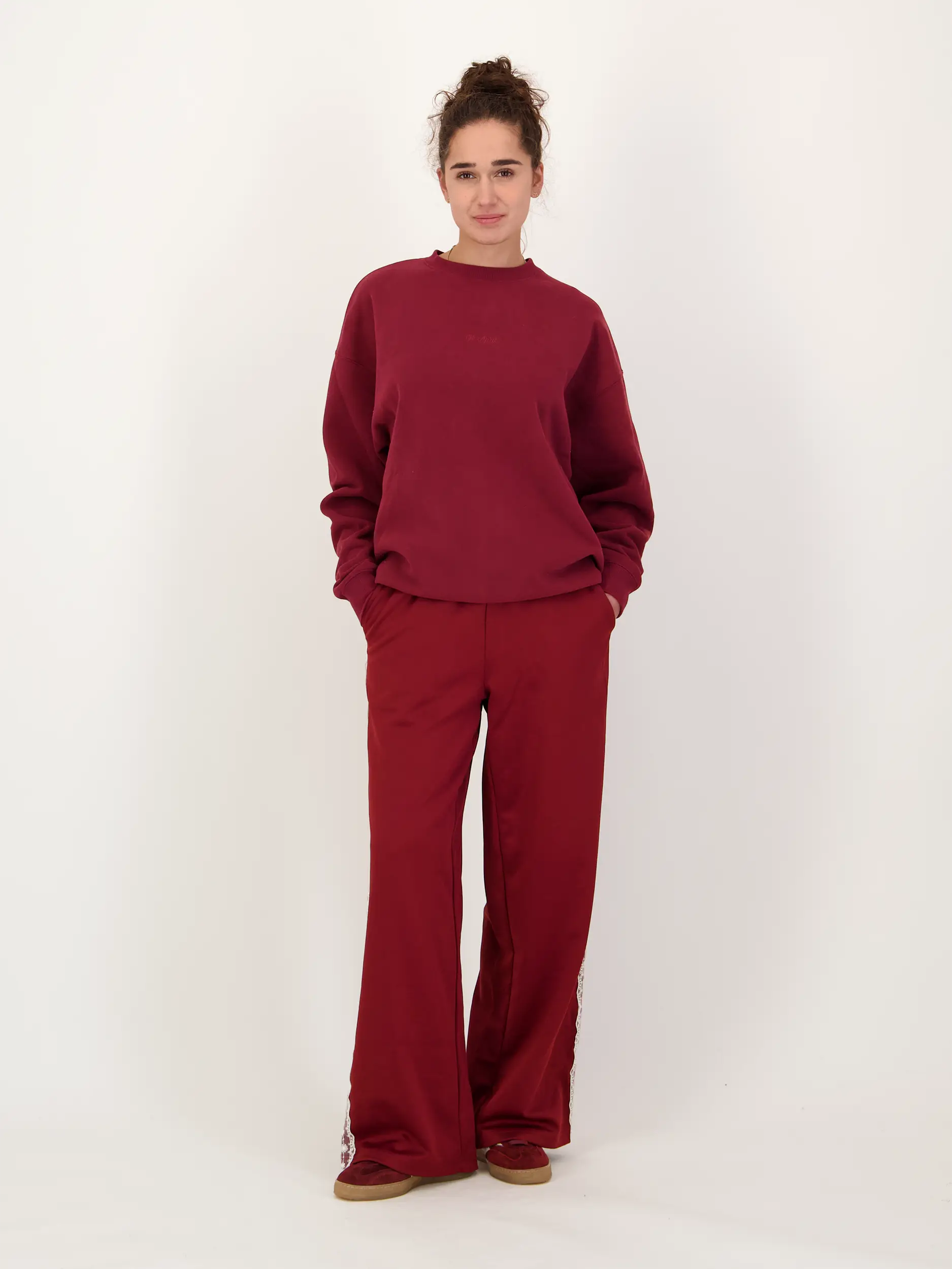 Sweatshirt 'Good Karma Wave' - Artikel Teil eines Outfits getragen von einem Modell - Farbe: Rot