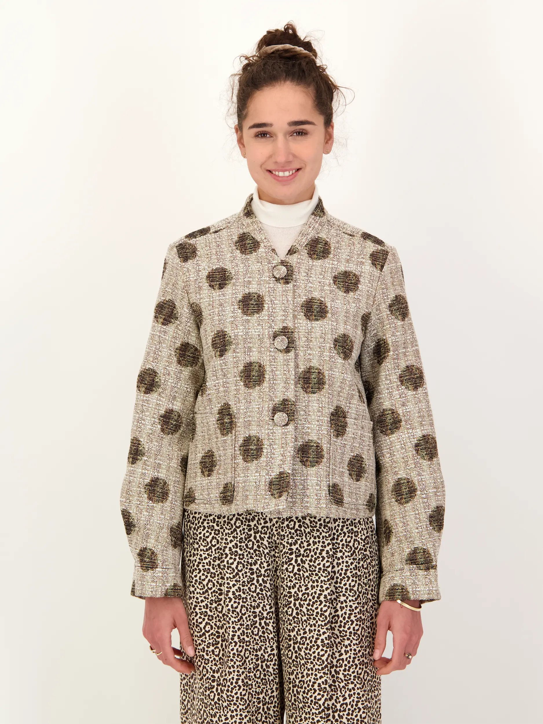 Gepunktete Jacke - Artikel Vorderseite getragen von einem Modell - Farbe: Braun