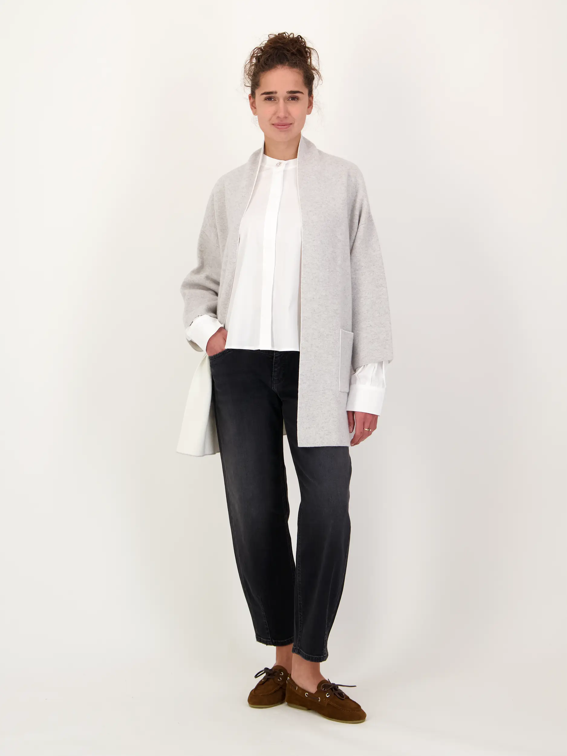 Strickjacke aus Wolle langarm - Artikel Teil eines Outfits getragen von einem Modell - Farbe: Grau