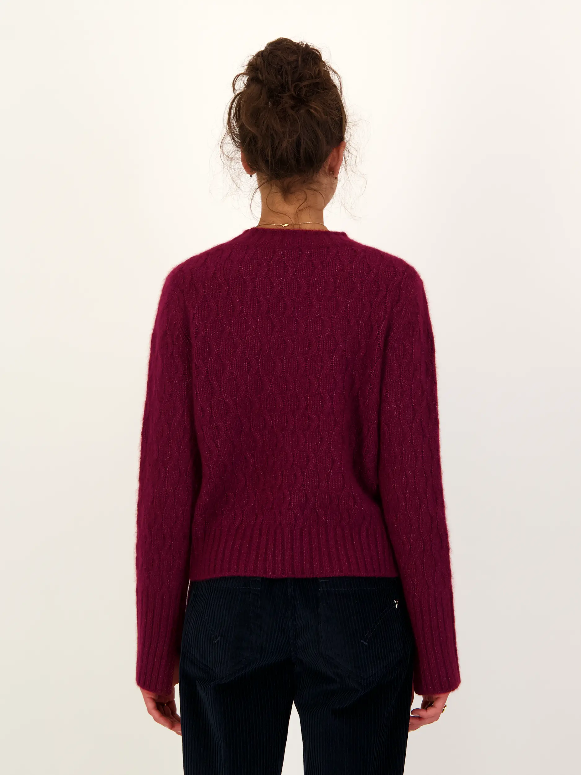 Pullover 'Ramster' aus Kaschmir langarm - Artikel Rückseite getragen von einem Modell