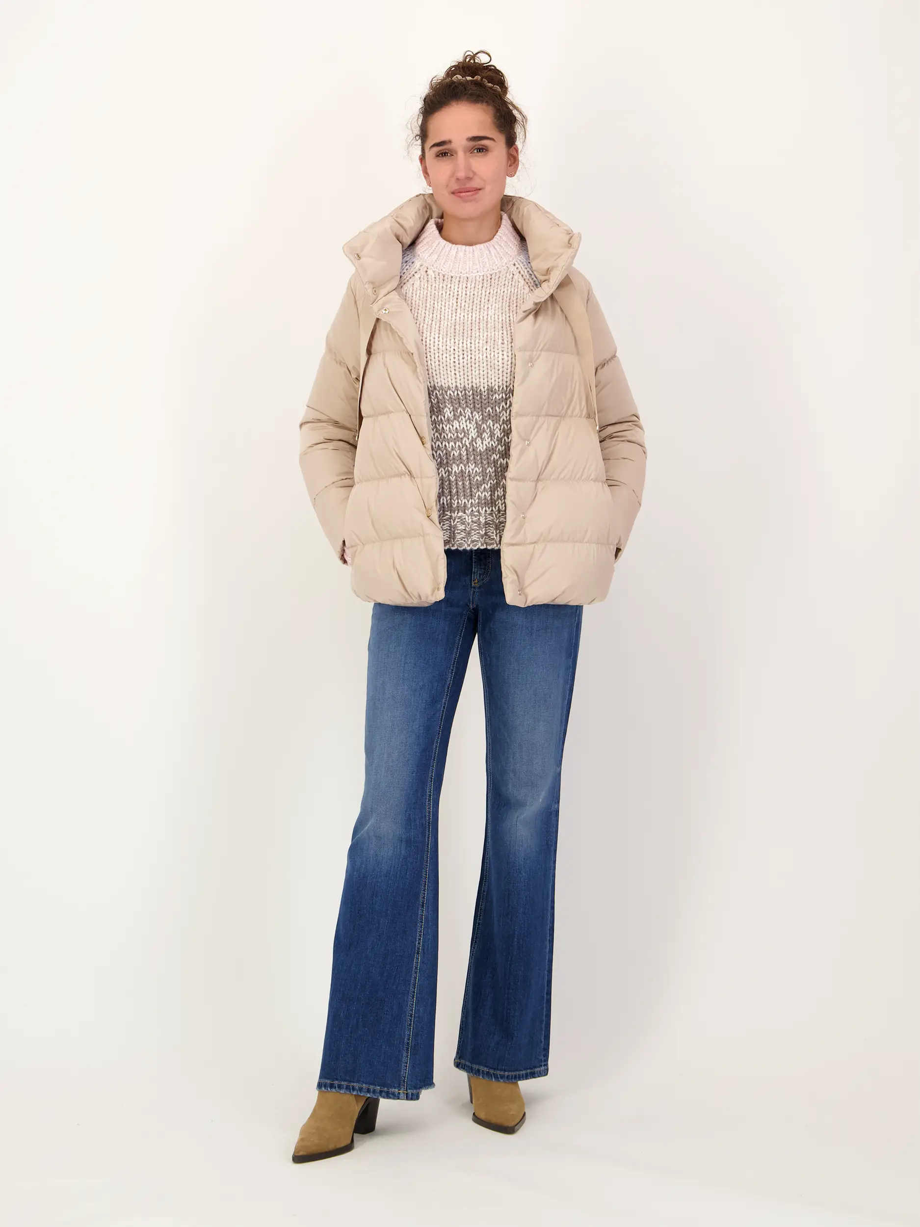 Daunenjacke - Artikel Teil eines Outfits getragen von einem Modell - Farbe: Beige