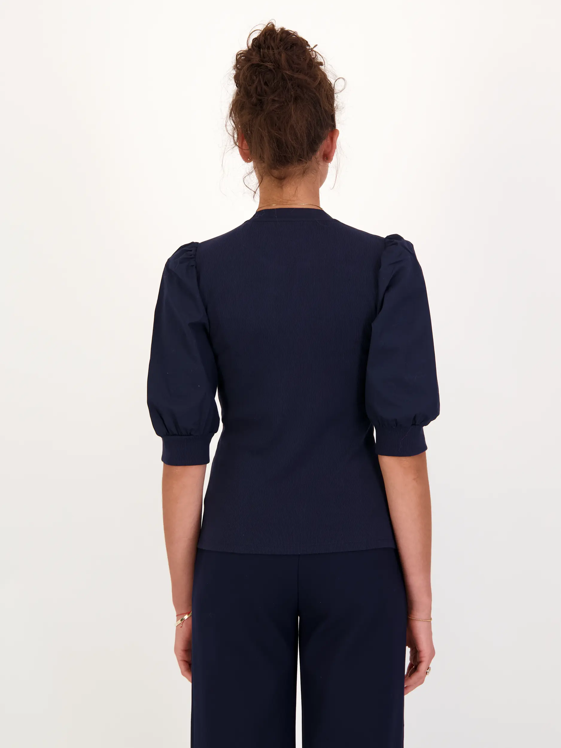 Shirt 'Coralee' kurzarm - Artikel Rückseite getragen von einem Modell - Farbe: Blau
