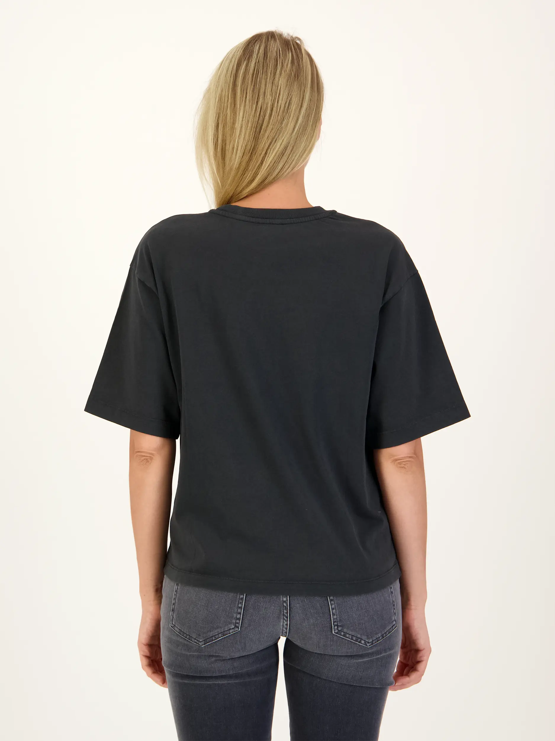 T-Shirt mit Logo - Artikel Rückseite getragen von einem Modell